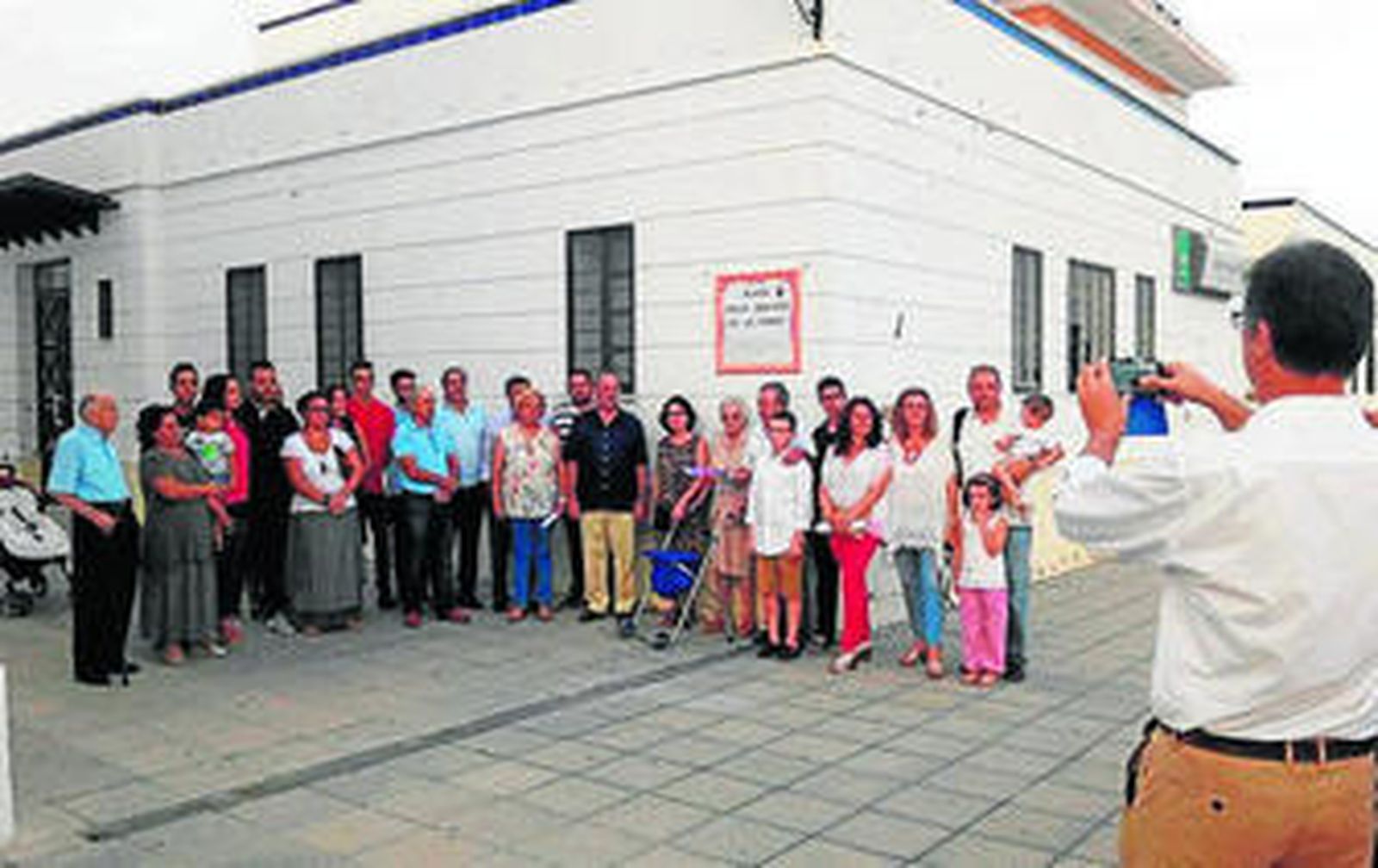 Un grupo de familiares posa junto a la placa.