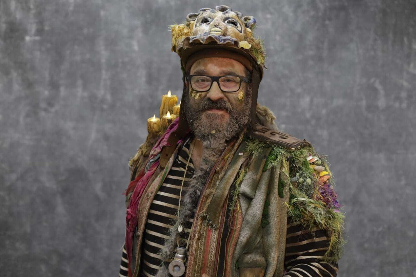 Ramoni, metido ya en la piel del personaje de la comparsa 'La ciudad invisible'.