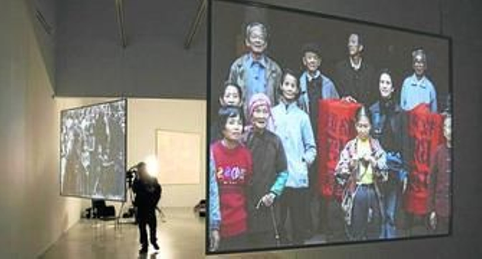 Fiona Tan, ante la pantalla donde se proyecta 'Seven'.