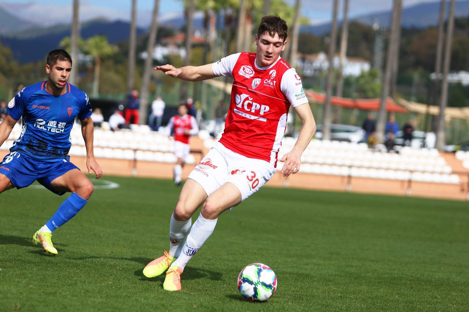 Roni persigue a Pojezny en el Algeciras-Pardubice.