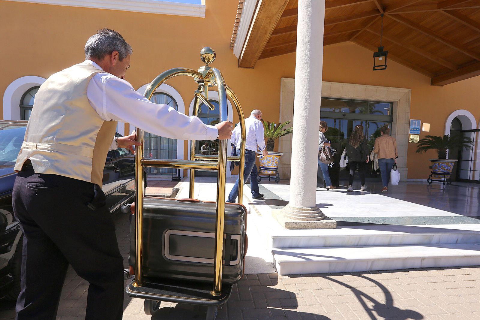 Clientes llegando al hotel Meliá, en Novo Sancti Petri.