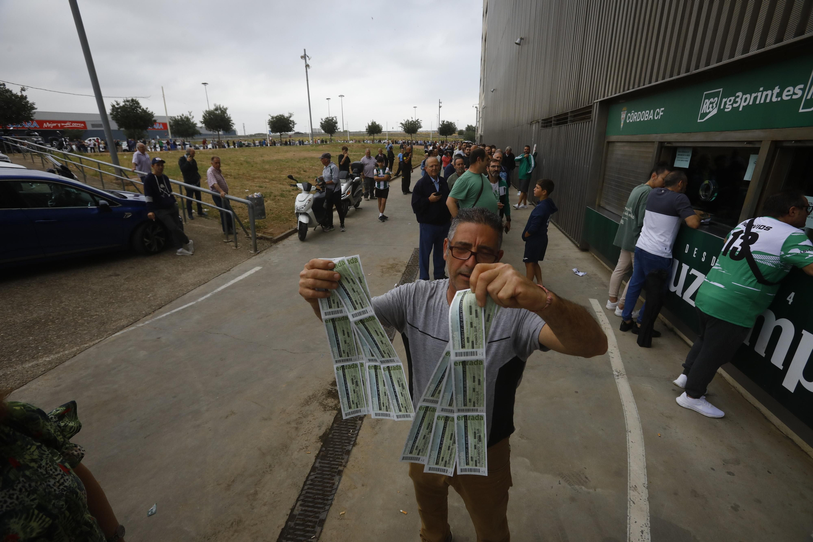 Las mejores fotos de las colas de El Arcángel para conseguir las entradas del Córdoba CF - Barcelona Atlétic Las mejores fotos de las colas de El Arcángel para conseguir las entradas del Córdoba CF - Barcelona Atlétic