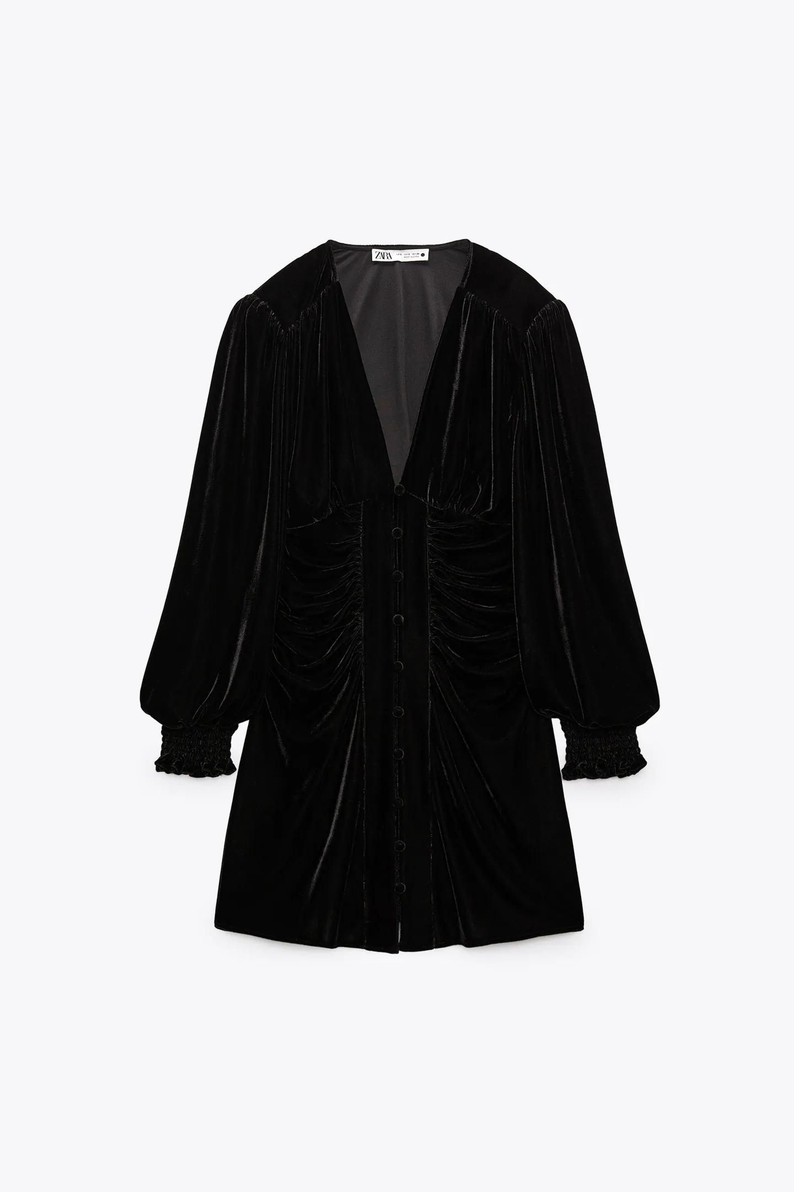 Vestido mini de terciopelo negro de Zara.