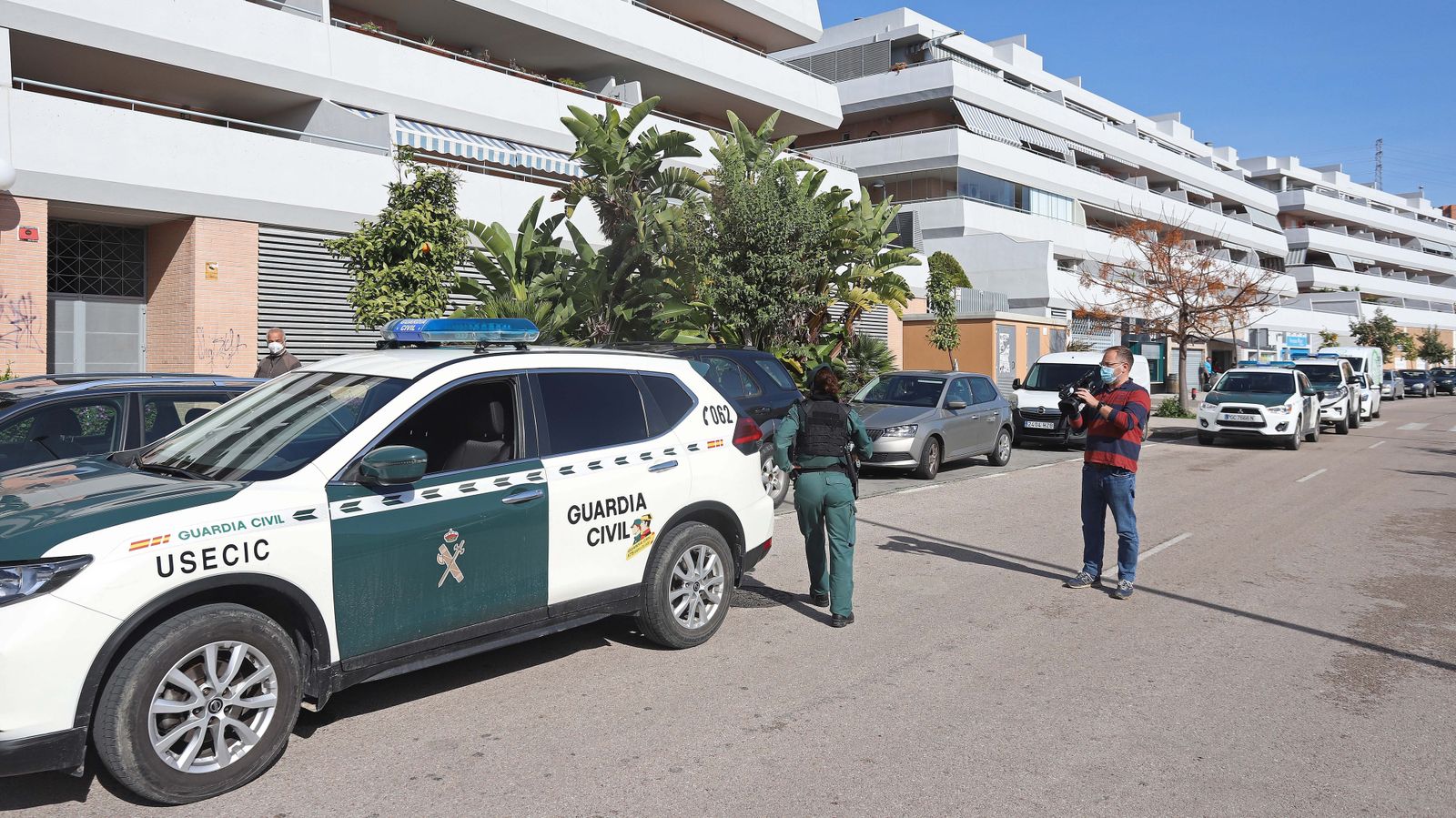 Registro de la Guardia Civil en el centro comercial Puerta Europa en Algeciras