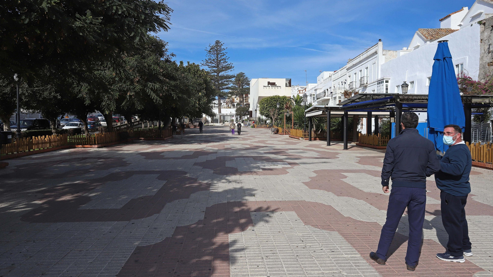 Varias personas en la Alameda de Tarifa
