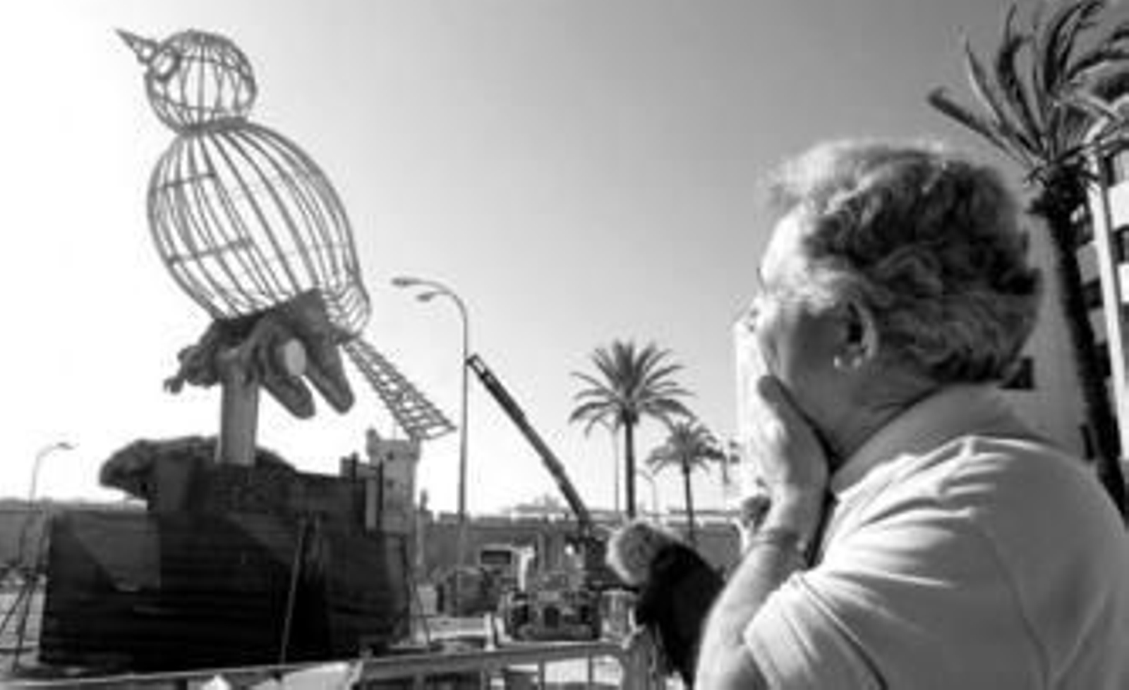 Un hombre contempla el monumento de Luis Quintero, ayer por la tarde.