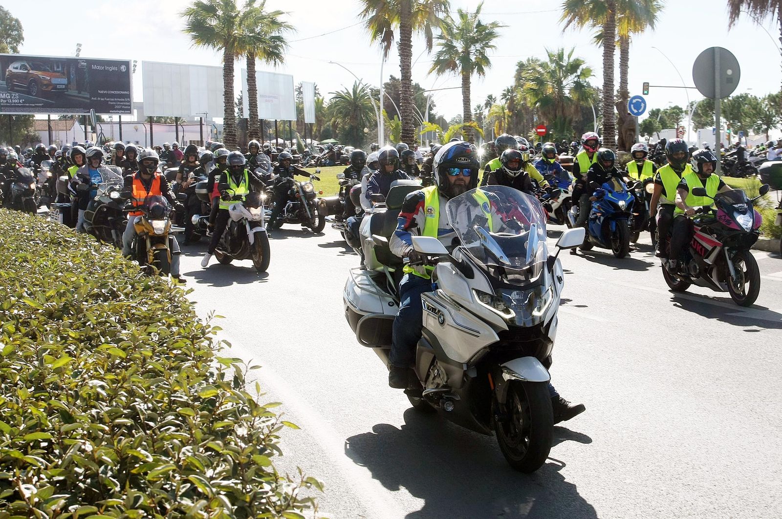 Imágenes de la concentración motera en memoria de Hugo Millán por las calles de Huelva