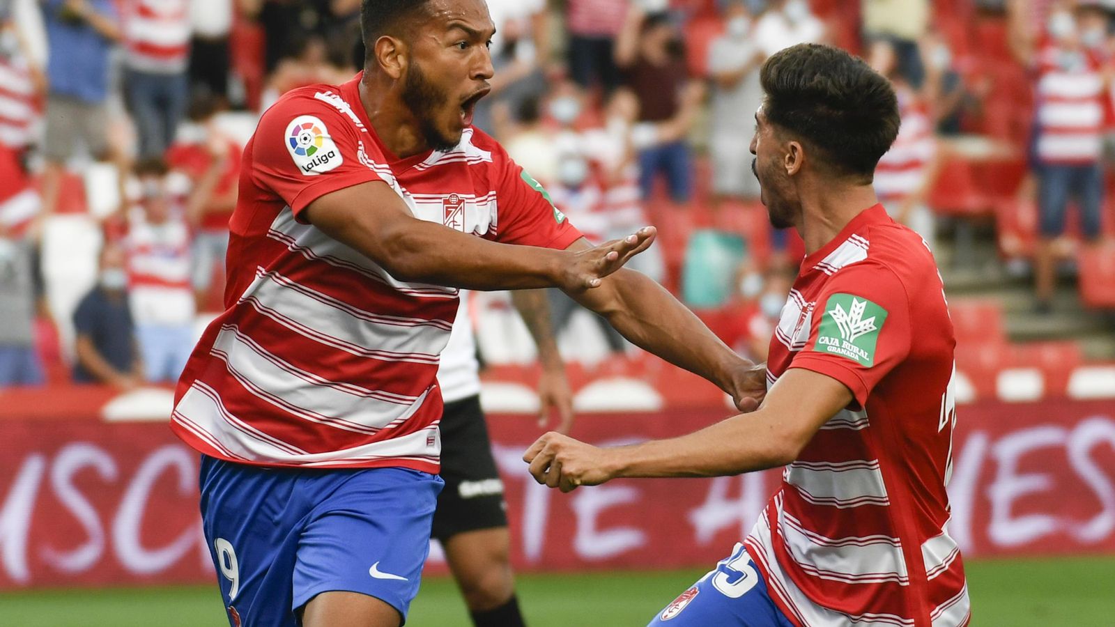 Luis Suárez celebra el tanto del Granada CF con Carlos Neva.