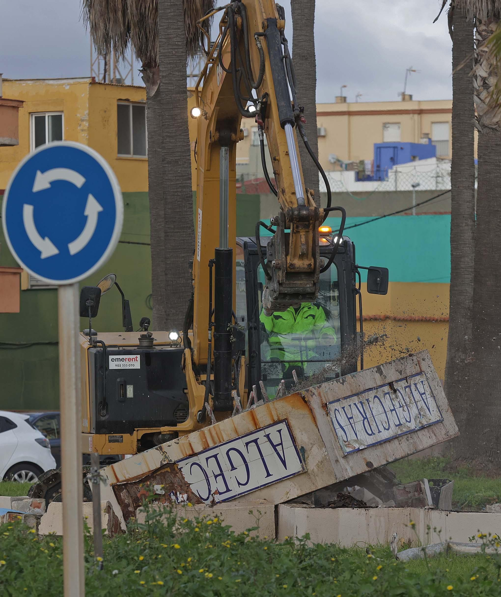 Fotos de la demolición de la fuente de la rotonda del Varadero en Algeciras