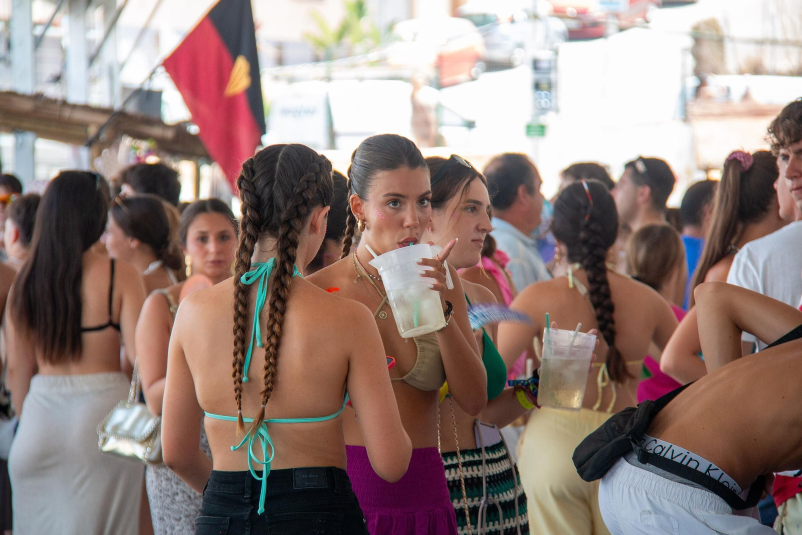 Jóvenes disfrutan de la feria de día de Almuñécar