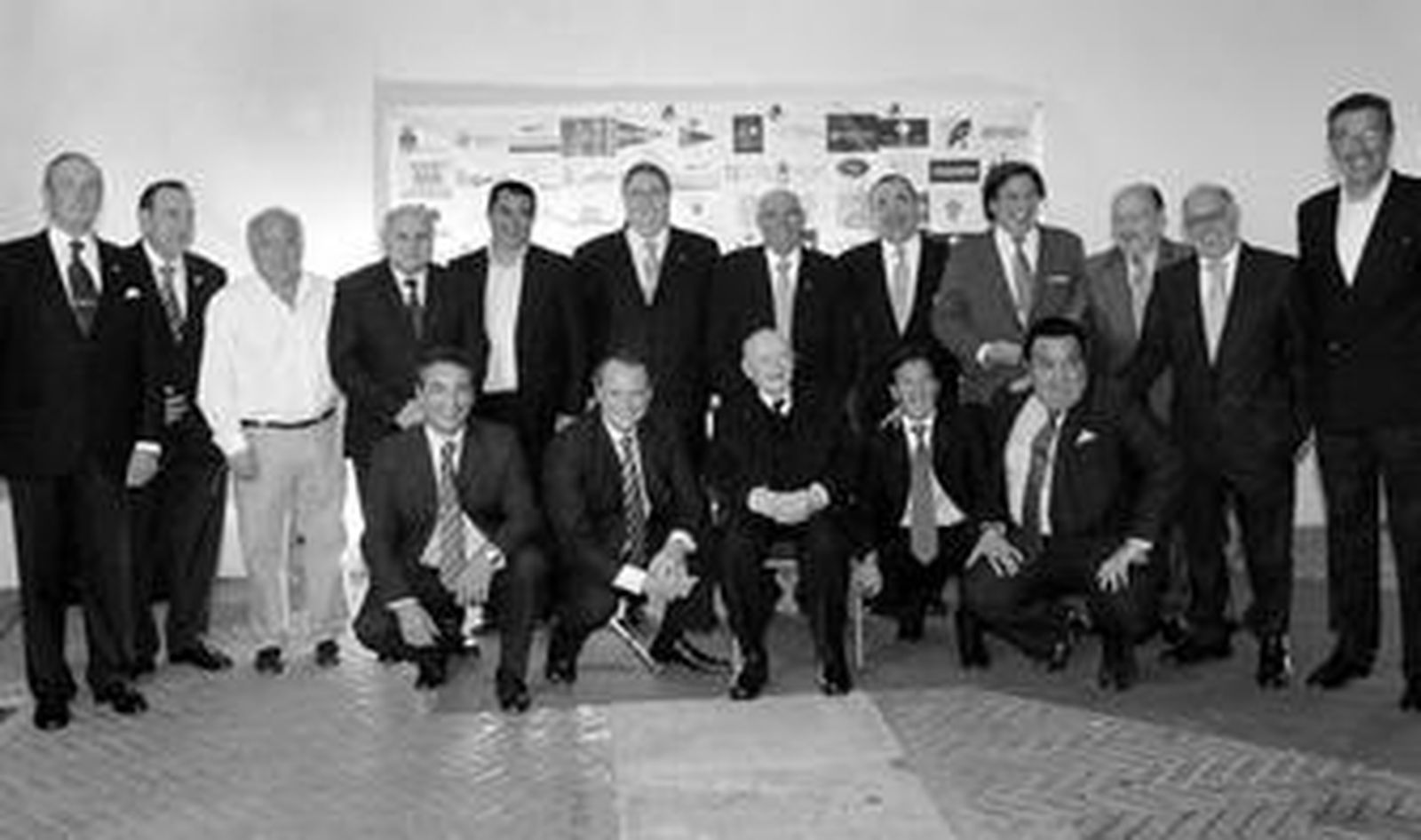 Todos los Reyes Magos que asistieron a la cena en la bodega San José, junto a Rafael Sevilla López, que fue Mago de Oriente en el año 1976.