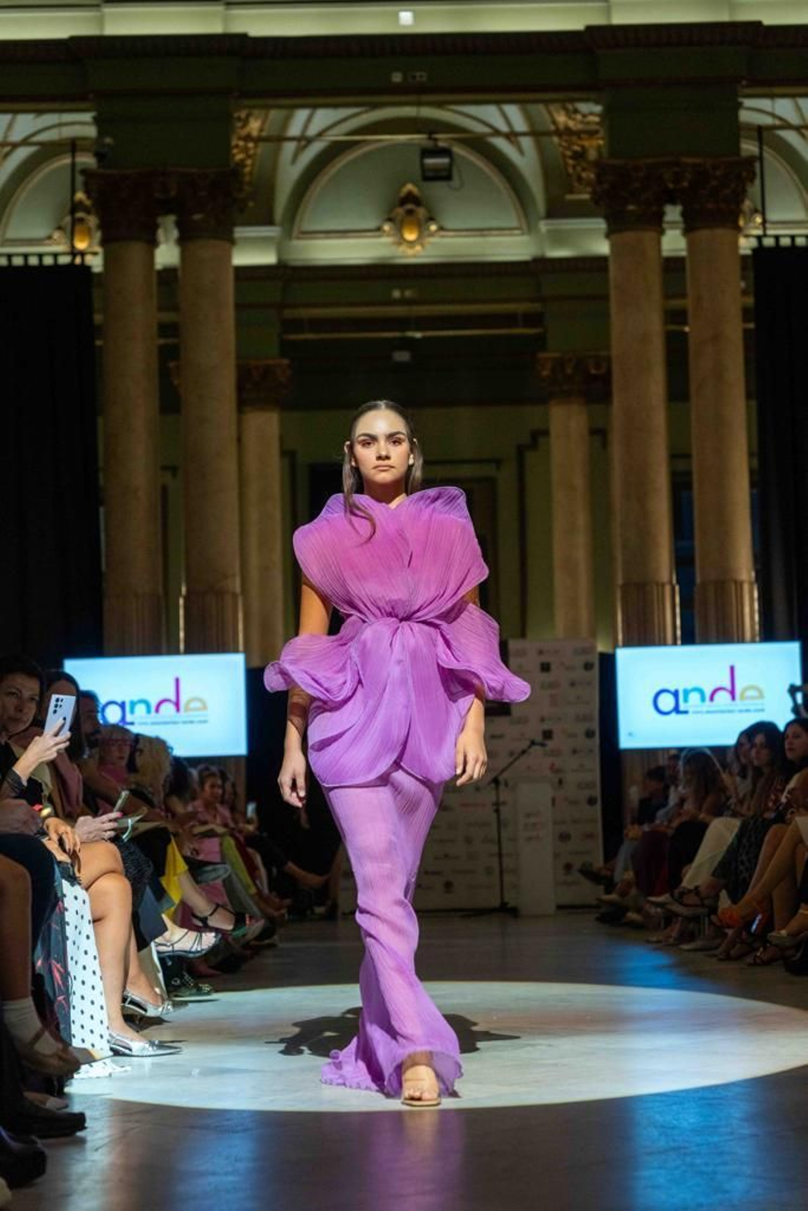 Desfile de jóvenes creadores de Ande.