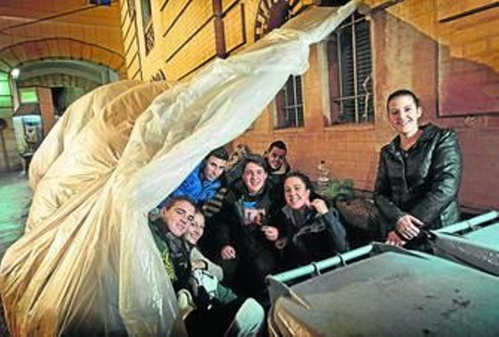 Personas guardando cola en los alrededores del Falla el pasado año, con plásticos para protegerse de la lluvia.