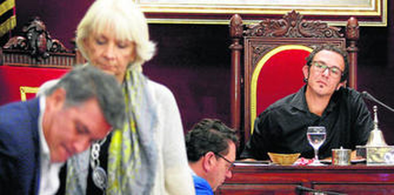 Ignacio Romaní y Teófila Martínez, del Partido Popular, en un pleno municipal con el alcalde José María González al fondo.