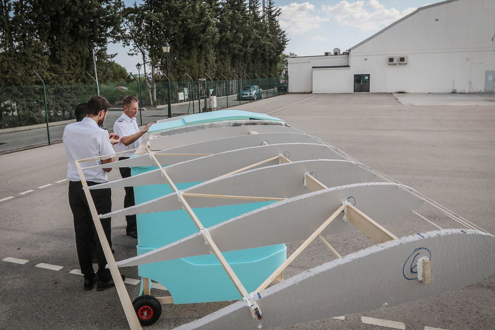 Los diseñadores enseñan el esqueleto de su modelo de avión.