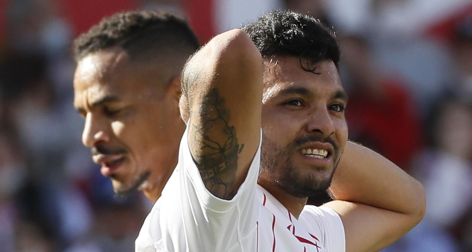Tecatito Corona se lamenta en un partido en la pasada temporada.