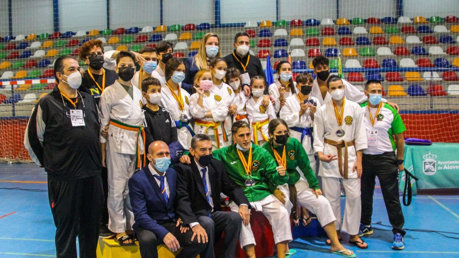 Foto de familia con los trofeos al final del Nacional.