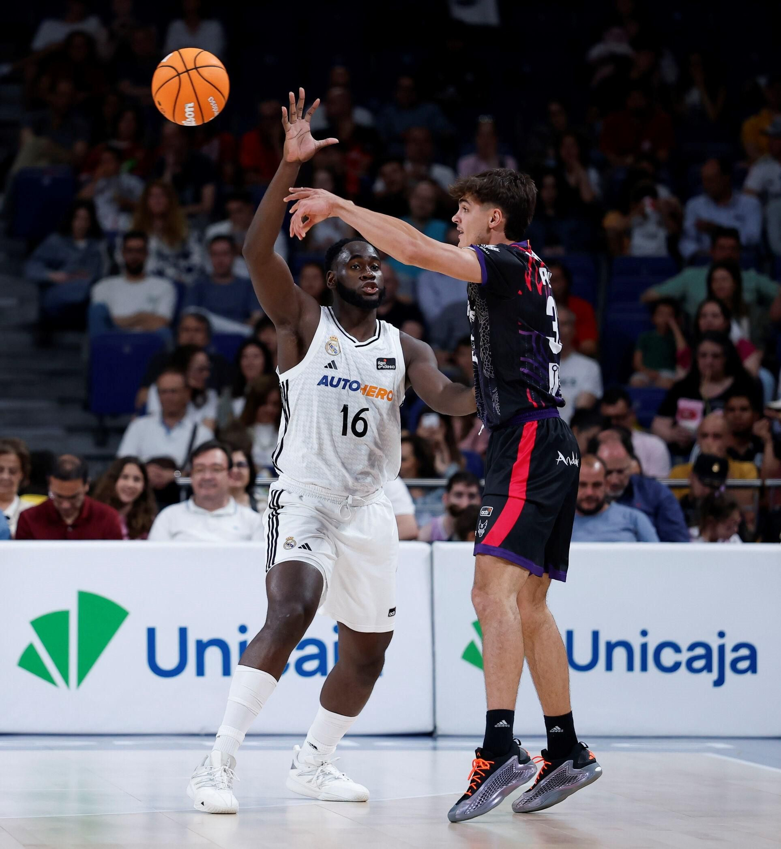 Visconti intenta un pase ante un jugador del Real Madrid