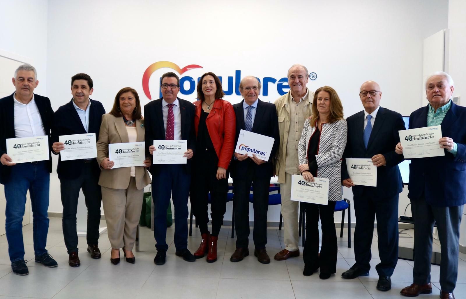Foto de familia con los homenajeados del PP de Huelva.