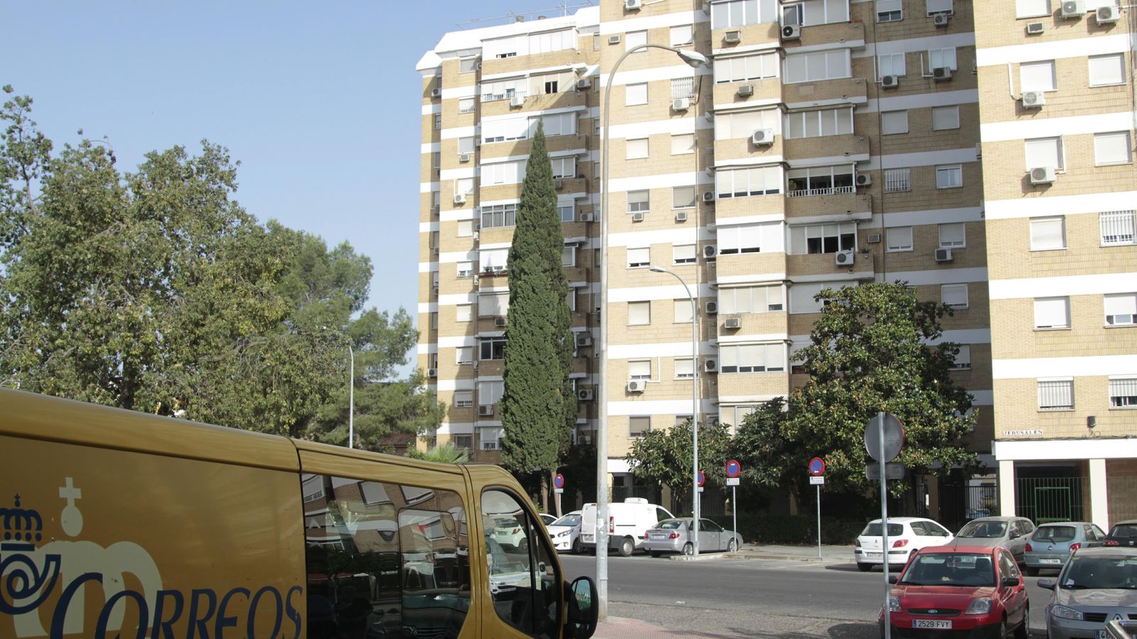 Oficina de Correos del Polígono, en calle Éfeso, junto al Pabellón de Deportes.