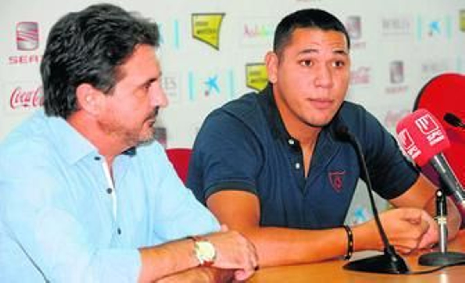 Maduro responde a una de las preguntas en su rueda de prensa junto al jefe de los servicios médicos del club, José Naranjo.