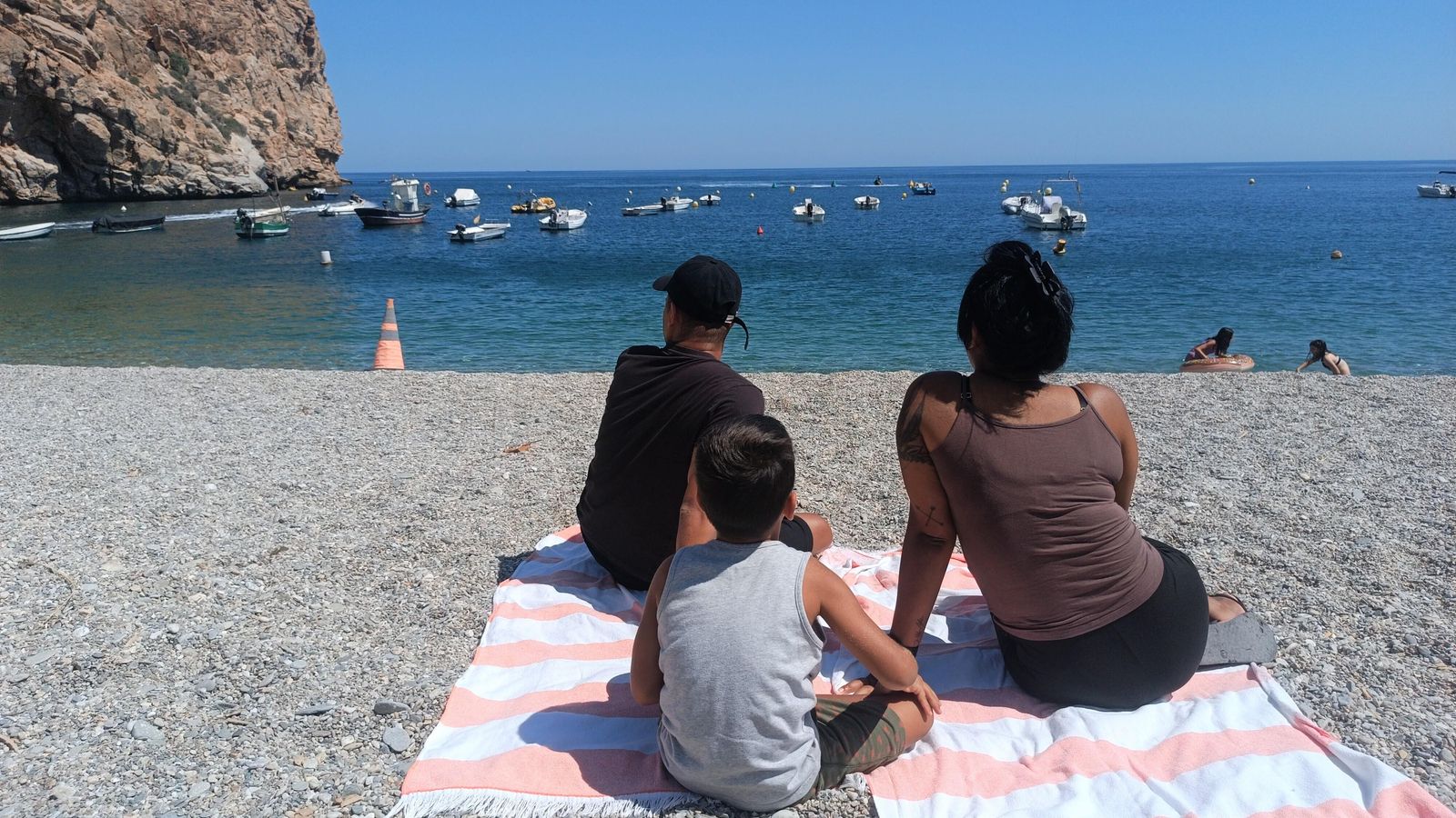 Rachel, Yasmanis y su hijo disfrutando de la playa de Calahonda