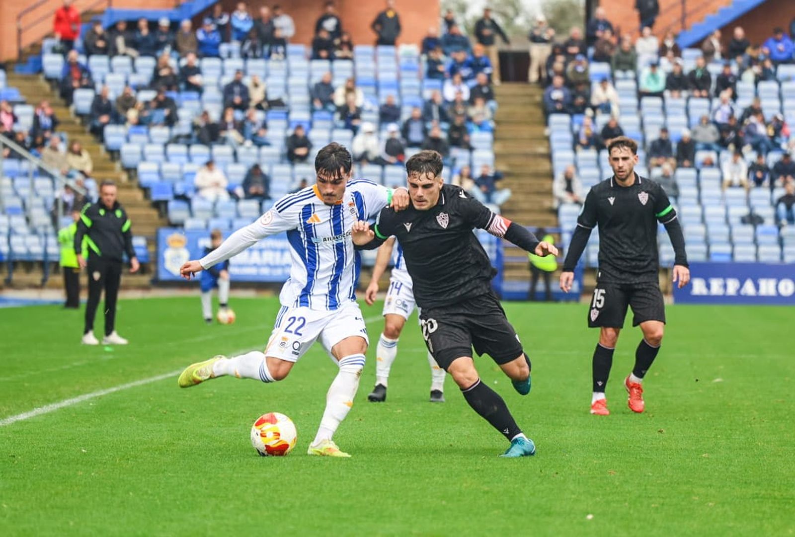 Marsu intenta robarle el balón a un rival durante una acción del encuentro disputado ante los onubenses.