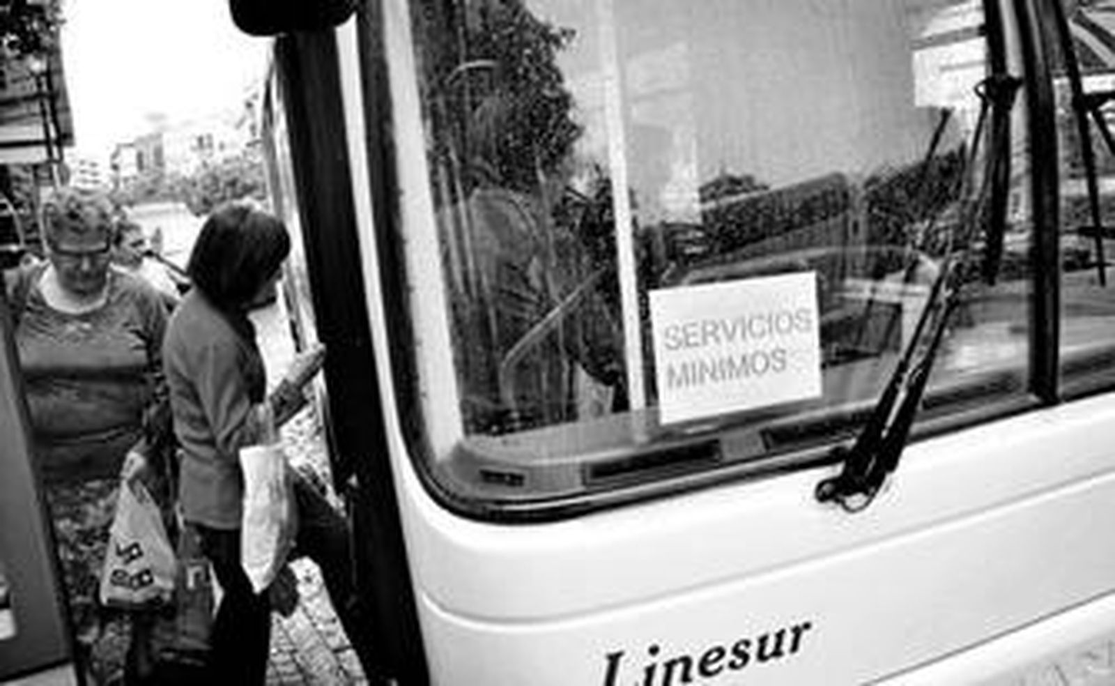 Pasajeras se montan en un autobús de Linesur durante la huelga de abril.