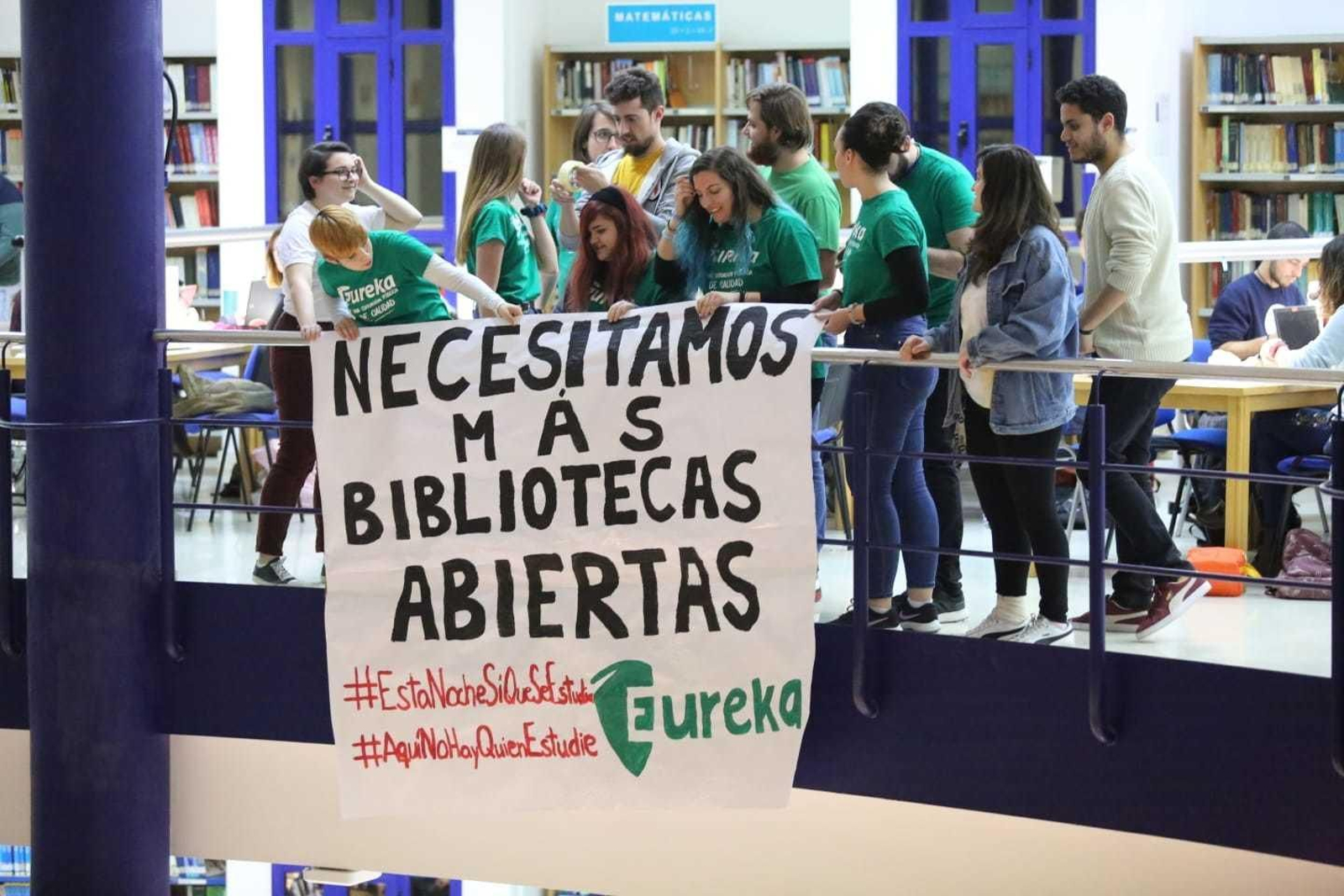 Estudiantes de la UMA, esta noche durante el encierro en la biblioteca de Ciencias.