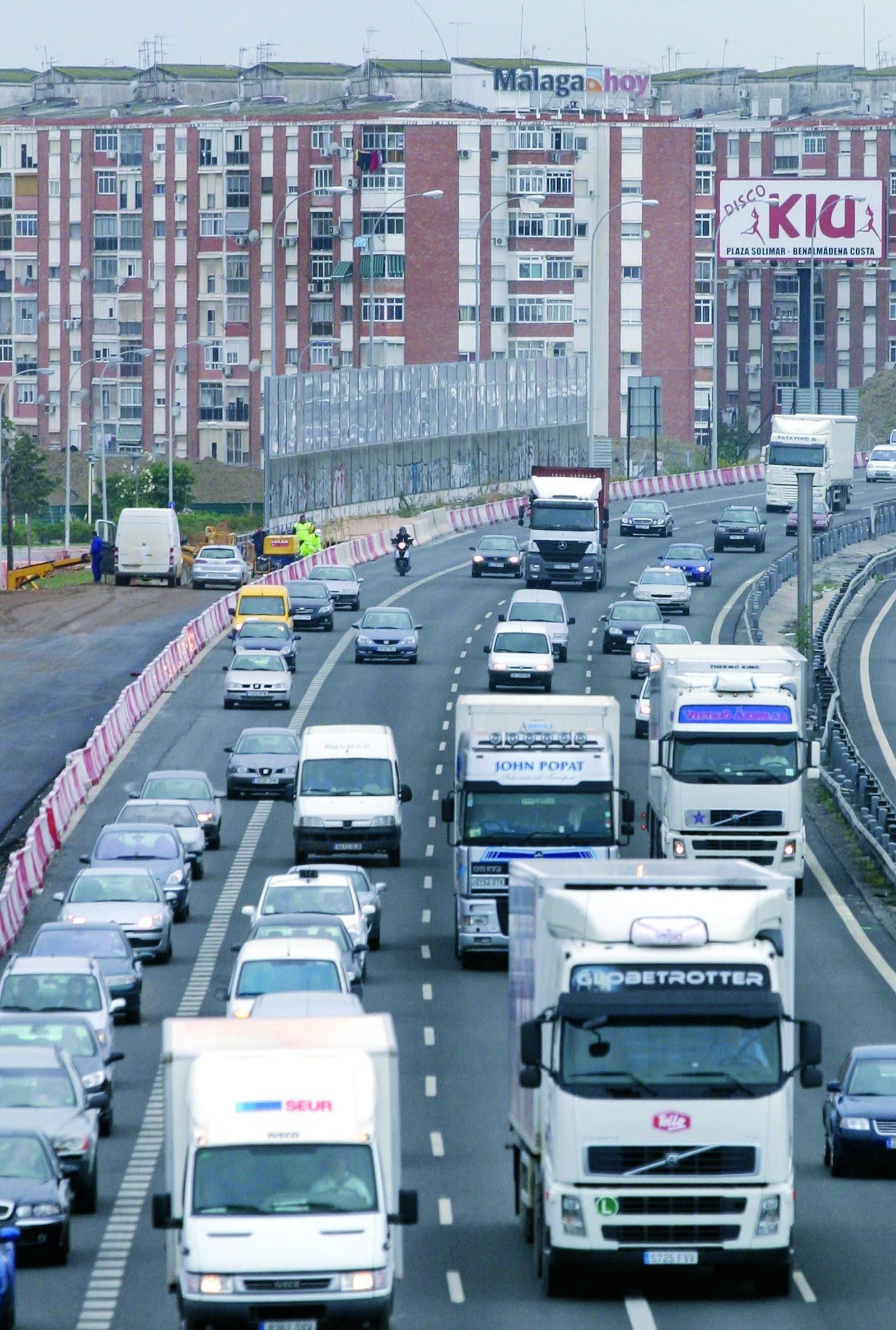 Vehículos en la ronda oeste de Málaga en una imagen de archivo.