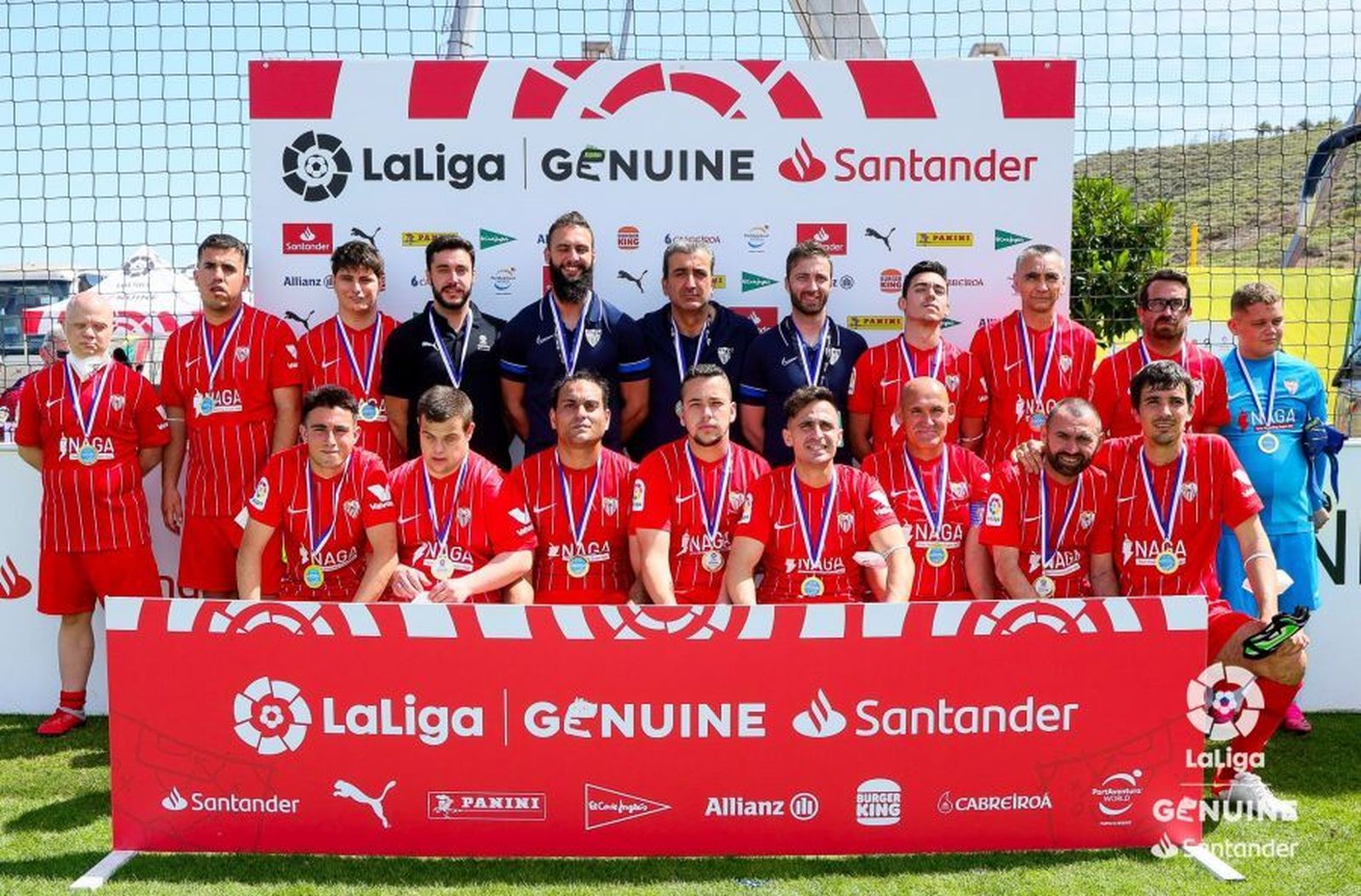 La plantilla del Sevilla en la LaLiga Genuine y su cuerpo técnico, con Salvador Bernal al frente.