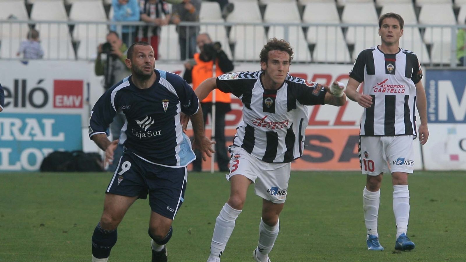 Javi Moreno pelea un balón en un la antepenúltima visita del Córdoba CF a Castalia.