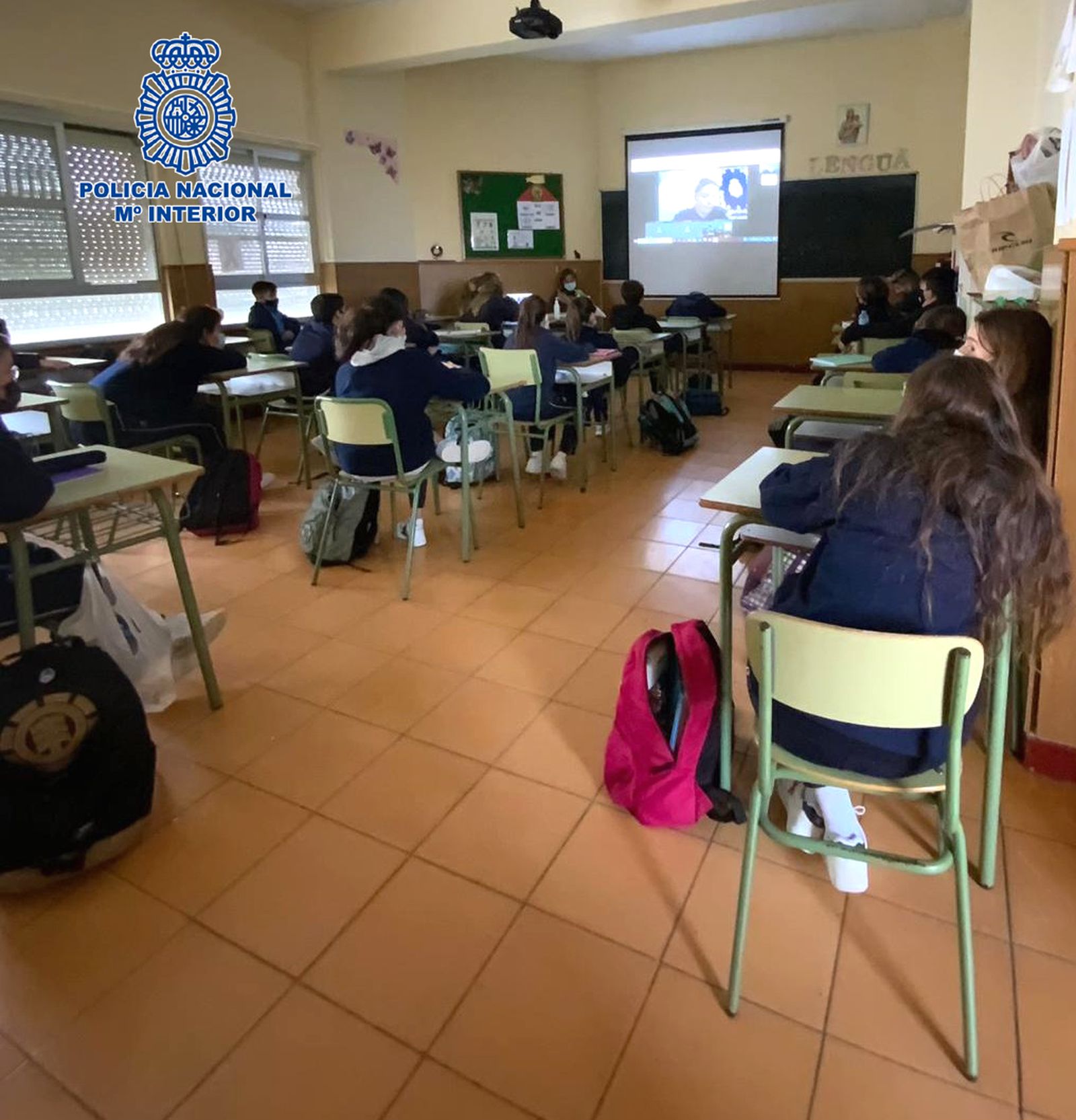 Alumnos reciben formación de la Policía Nacional en sus aulas.