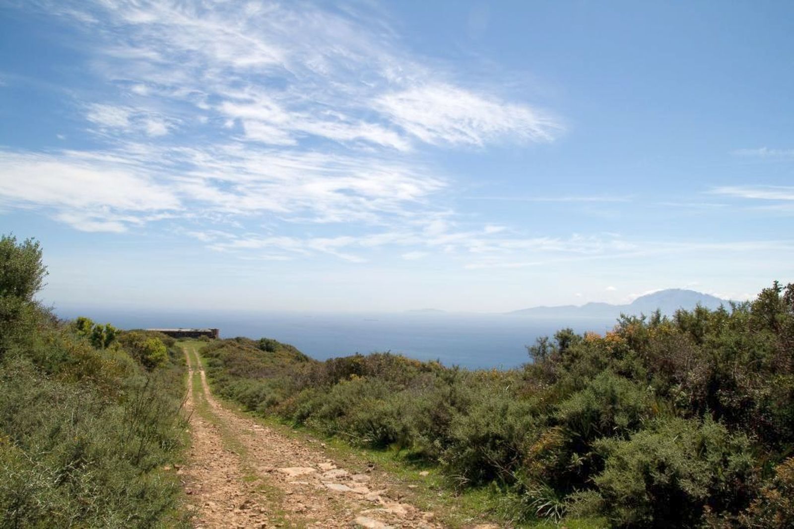 Último tramo del sendero, hacia el antiguo búnker y las vistas del Estrecho