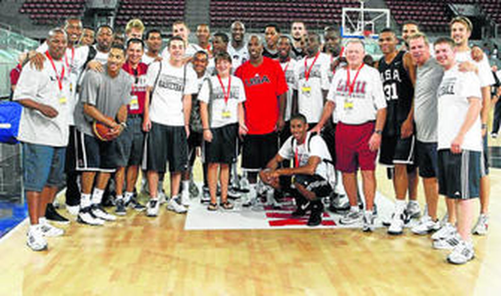 Los jugadores de la selección de Estados Unidos posan para los medios durante el entrenamiento en La Caja Mágica de Madrid.