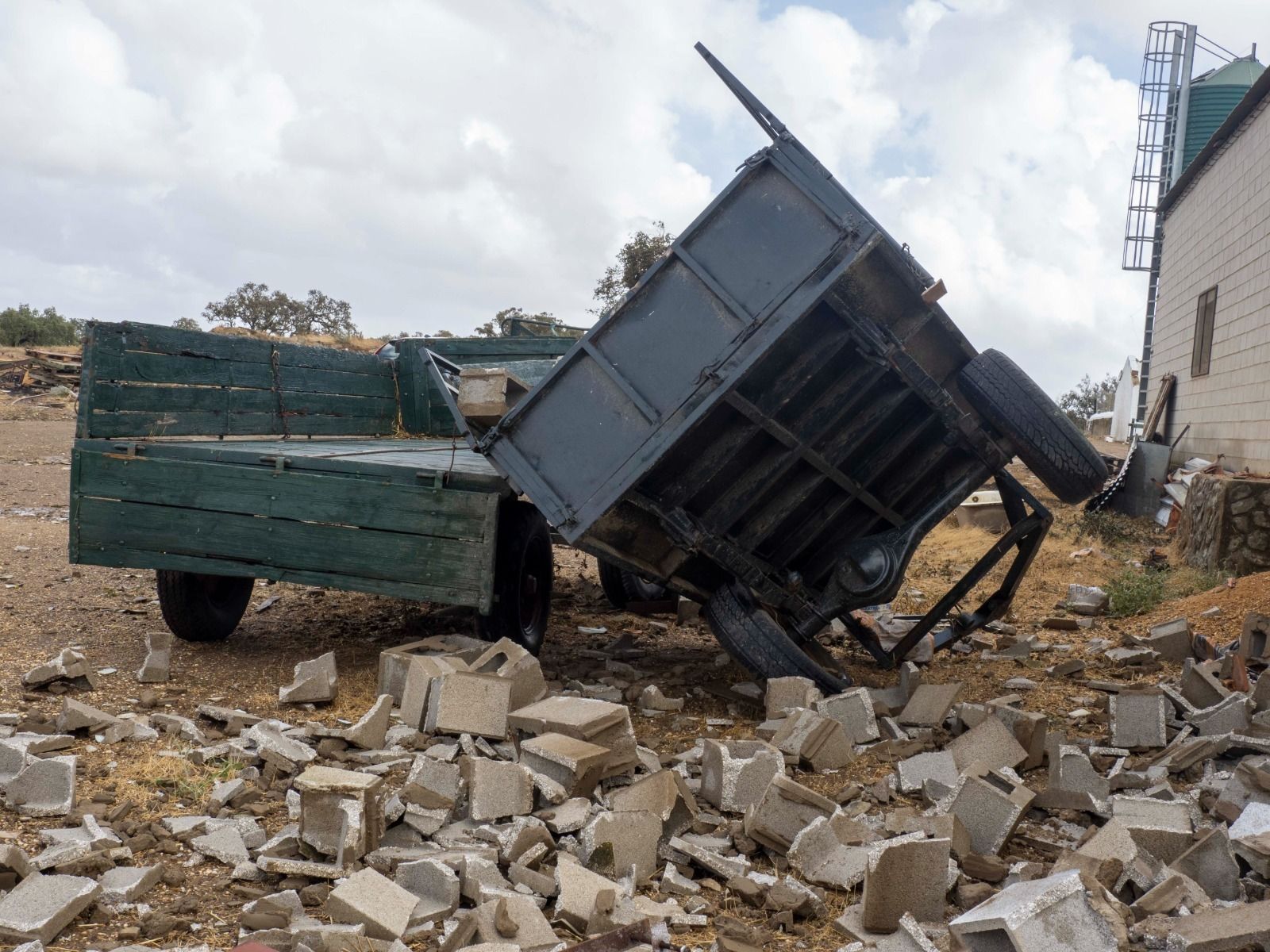 Imágenes de los destrozos provocados por un tornado en Villanueva de los Castillejos