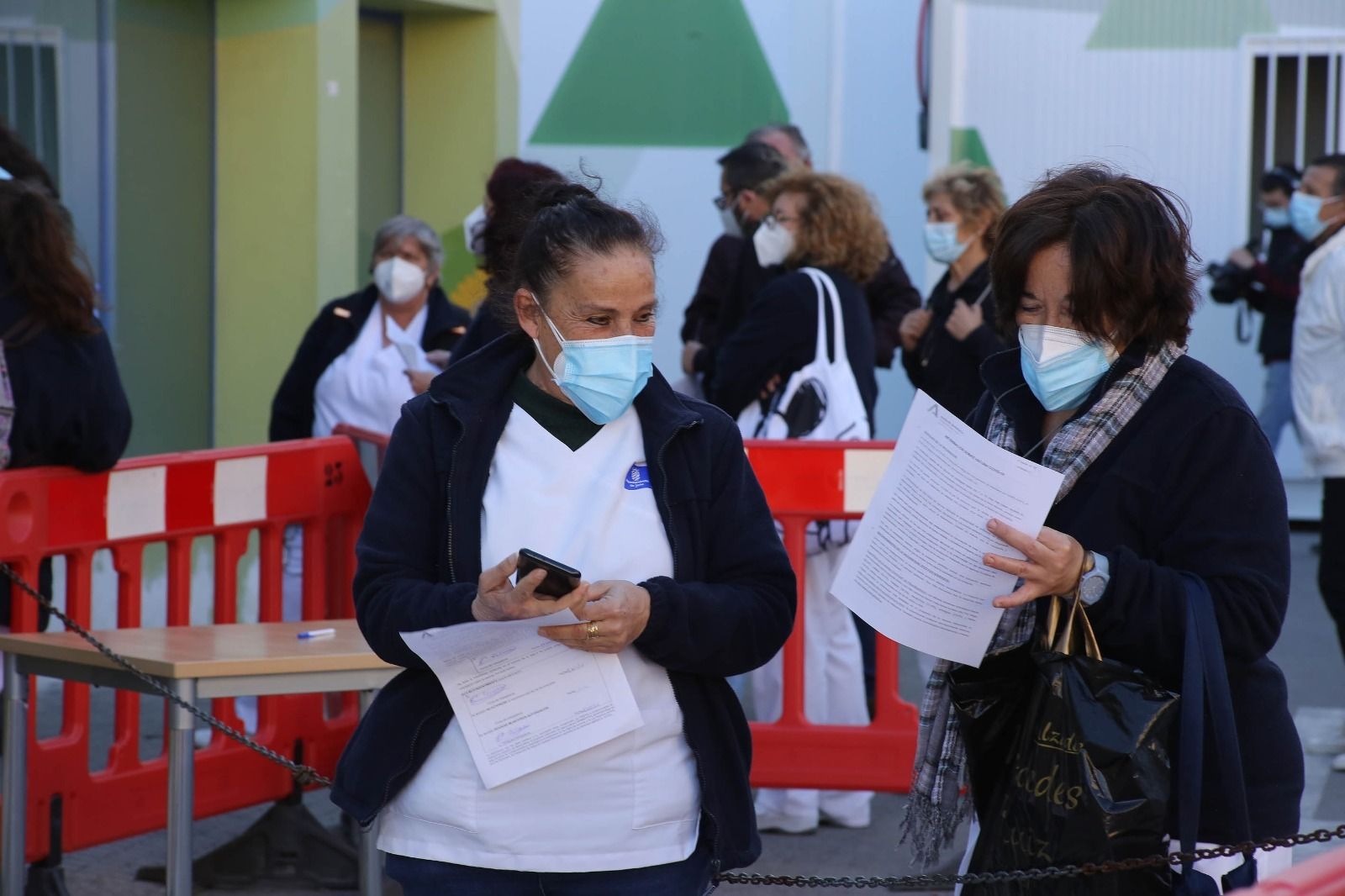 Dos trabajadoras de Ayuda a Domicilio, tras ponerse la vacuna.