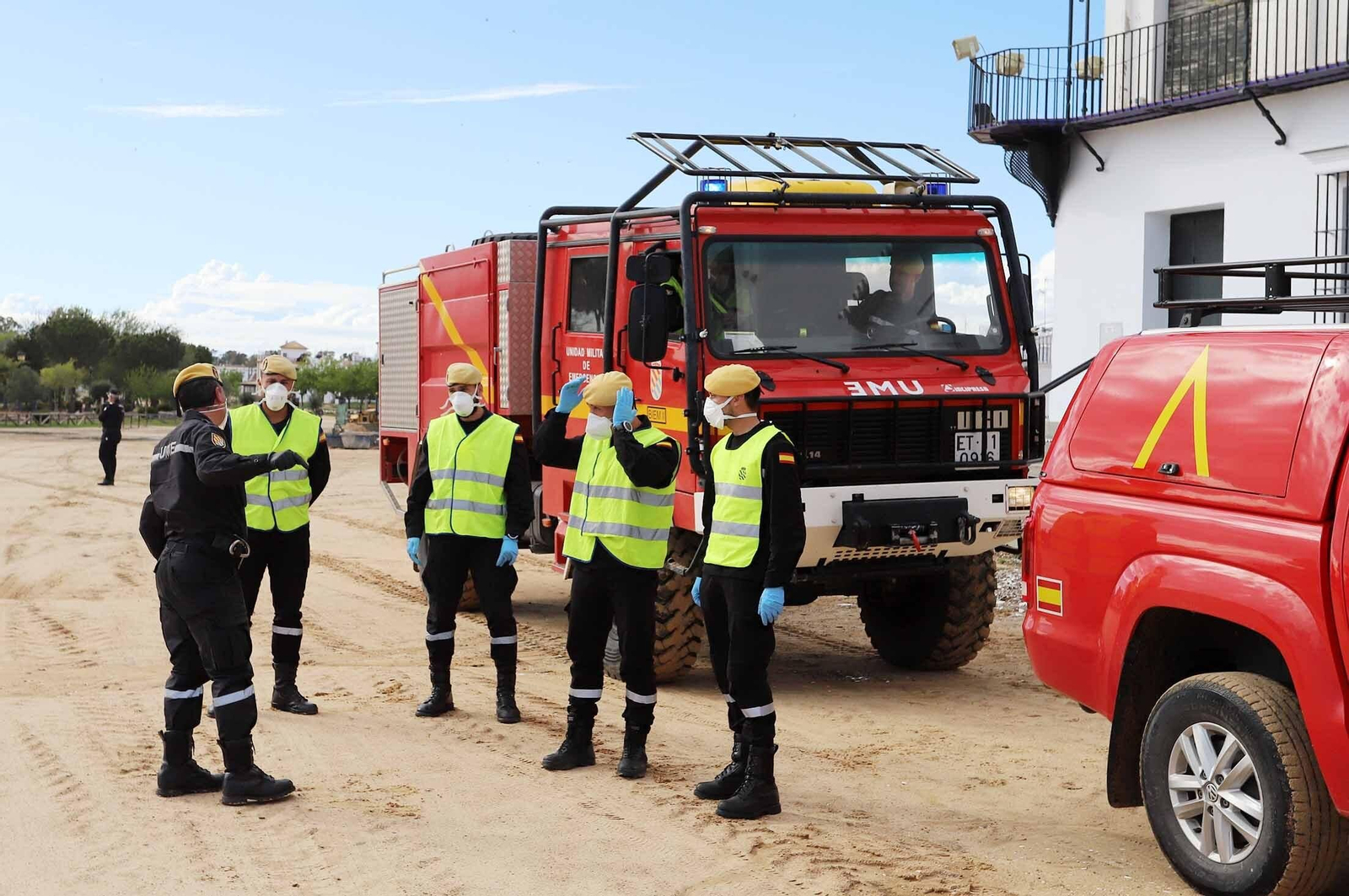 Imágenes de la presencia de la UME en el Rocío para el confinamiento