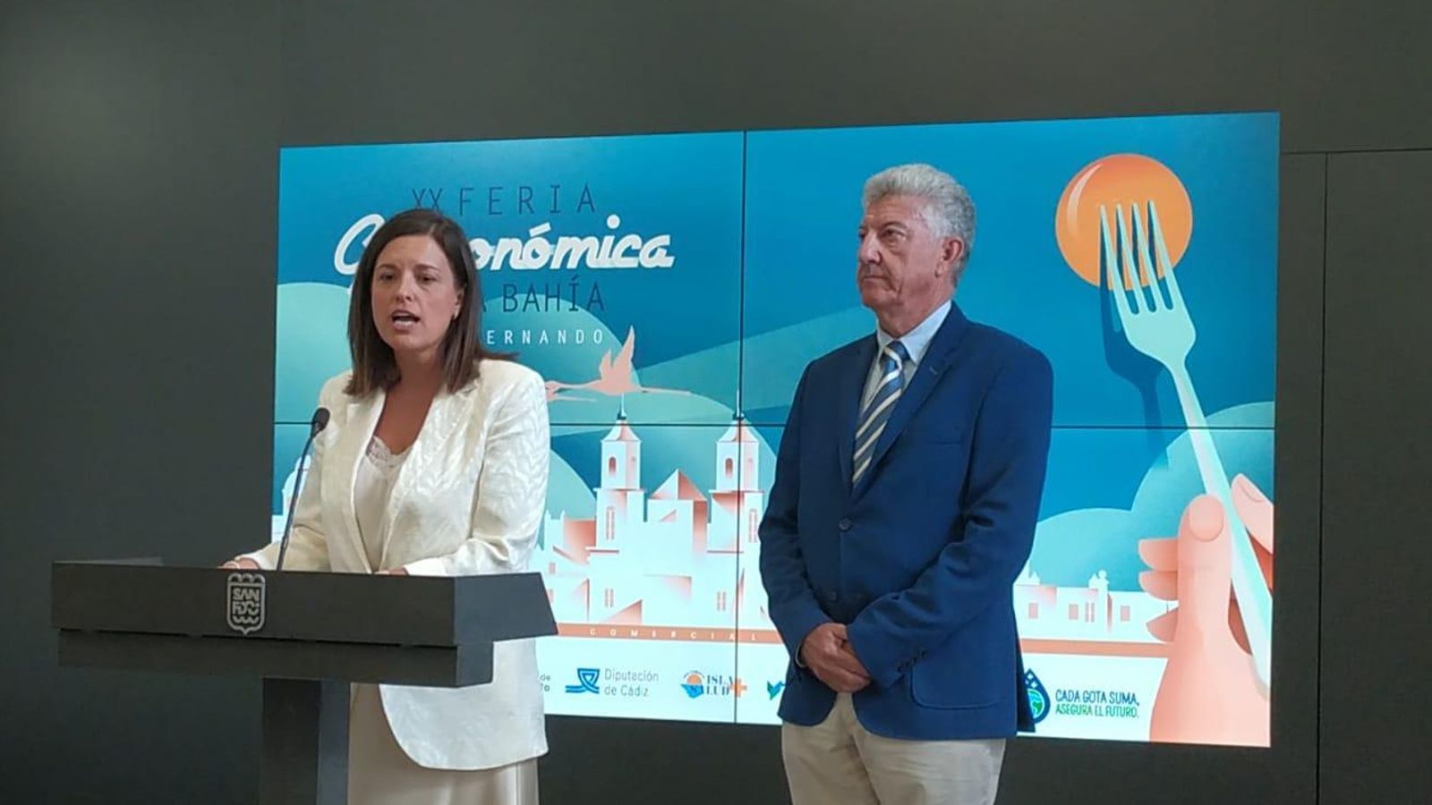 Patricia Cavada y Manuel Luna durante la presentación de la Feria de la Tapa en San Fernando