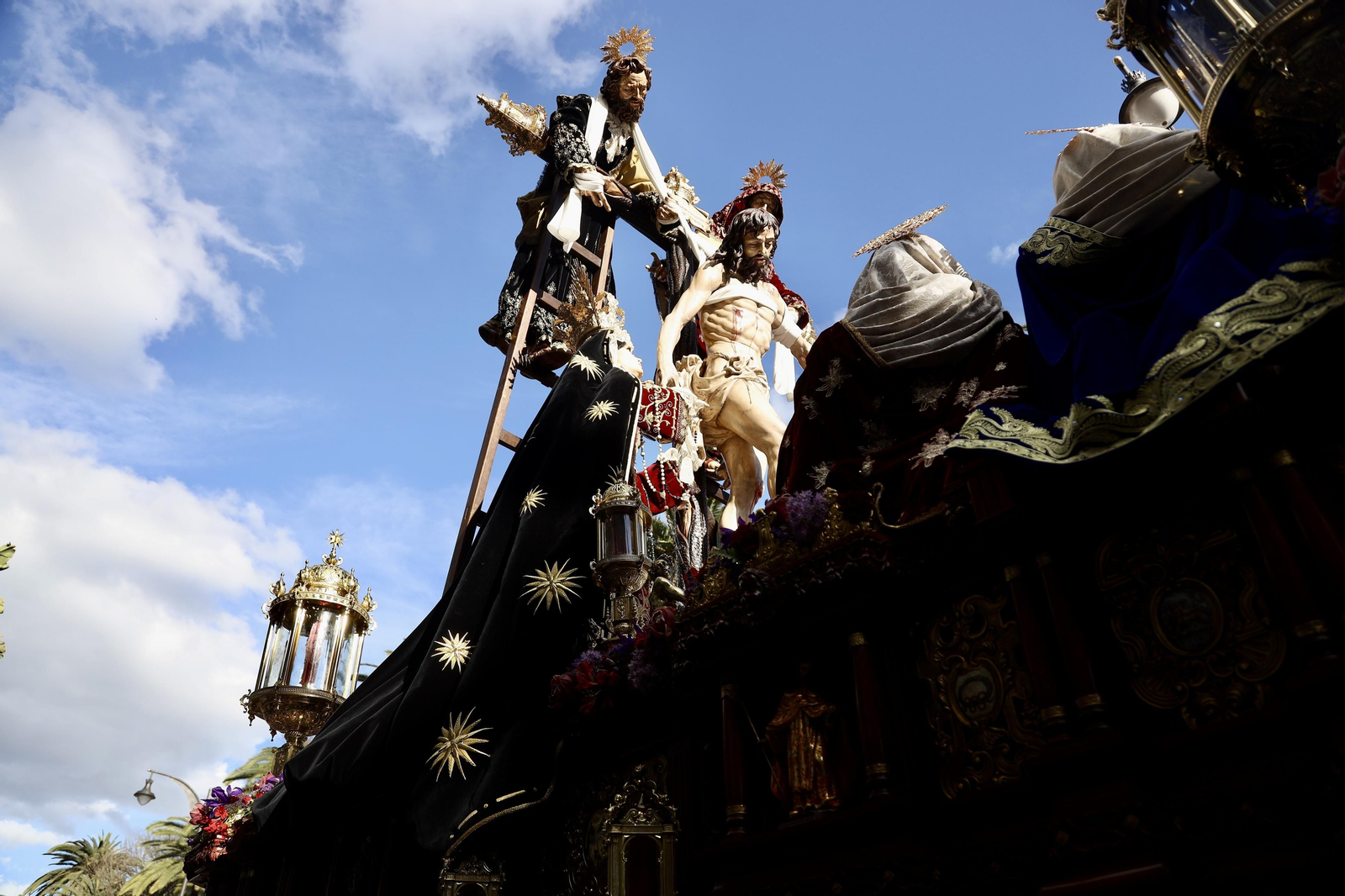 Las fotos de Descendimiento en su procesión del Viernes Santo en Málaga Las fotos de Descendimiento en su procesión del Viernes Santo en Málaga