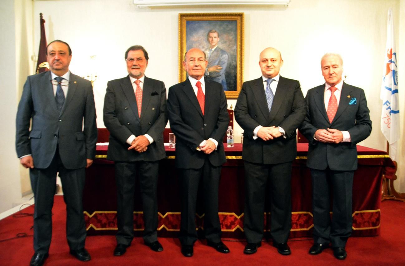 José Carlos Fernández, en el centro, momentos antes de realizar el pregón.