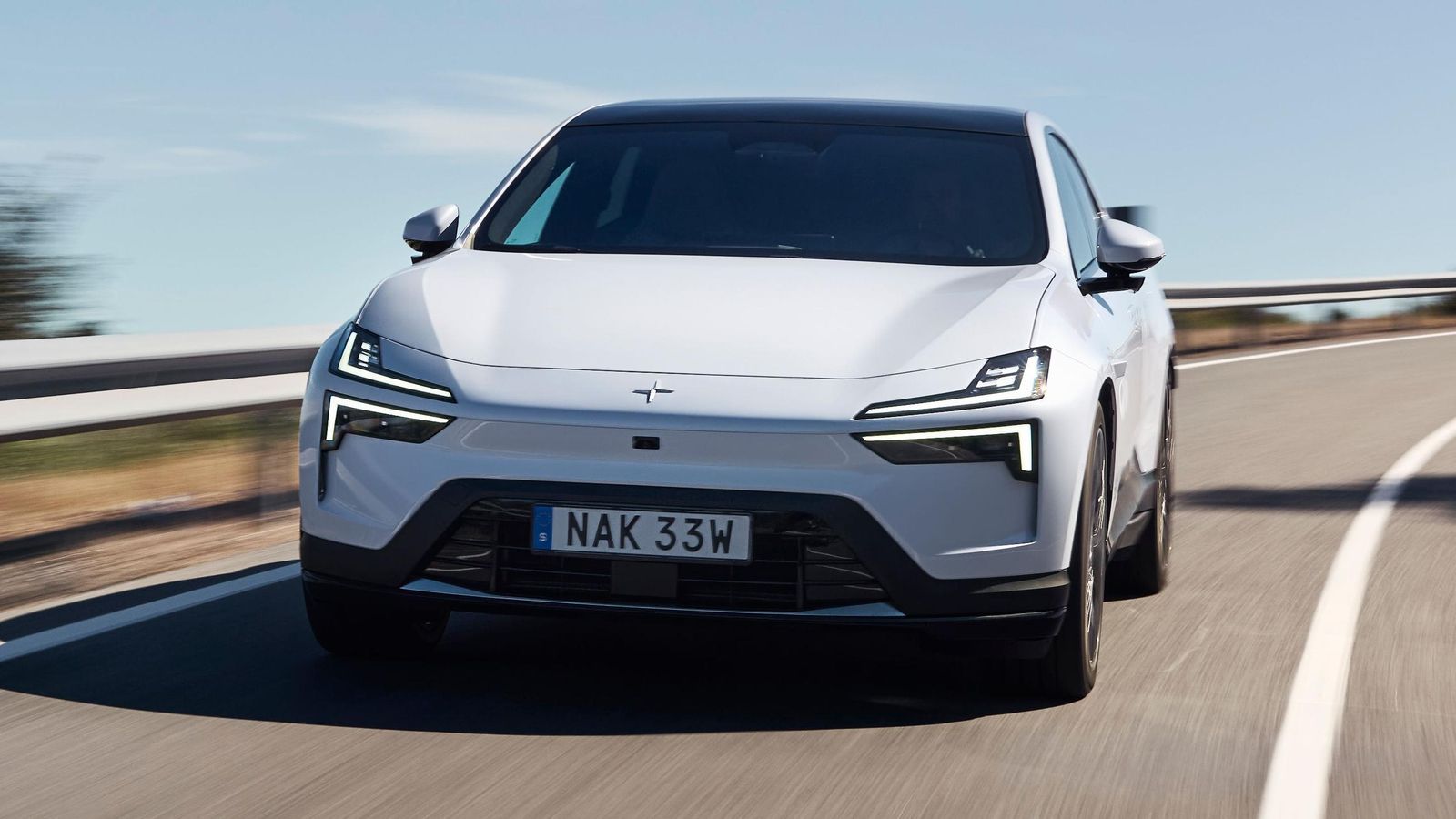 Este Polestar es uno de los SUV con carrocería más bajita del mercado. Sólo el Ford Mustang Mach-E, que es algo más corto, se aproxima a él y es sensiblemente más alto. Este Polestar es uno de los SUV con carrocería más bajita del mercado. Sólo el Ford Mustang Mach-E, que es algo más corto, se aproxima a él y es sensiblemente más alto.