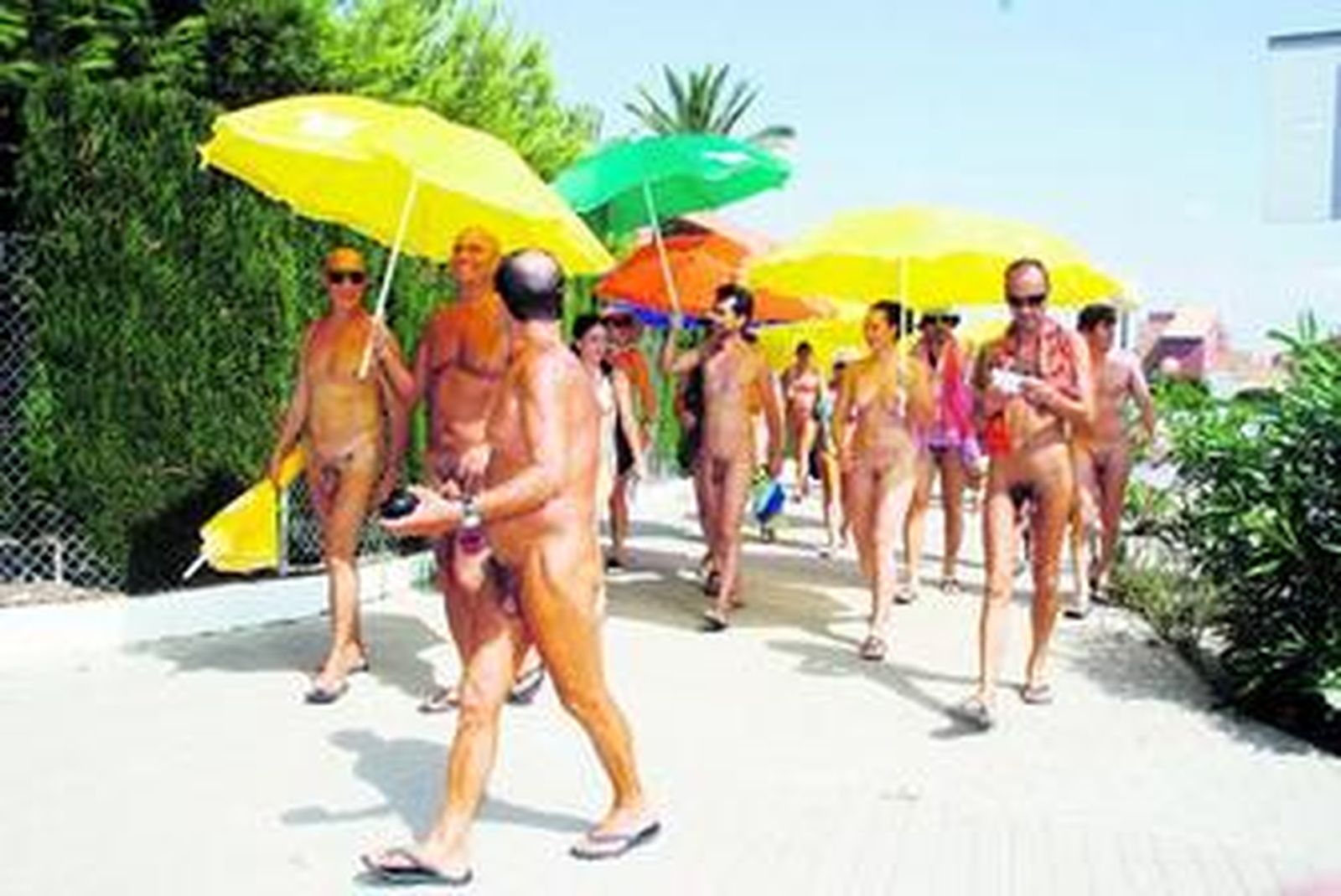 Los nudistas se pasearon por las calles con total normalidad.
