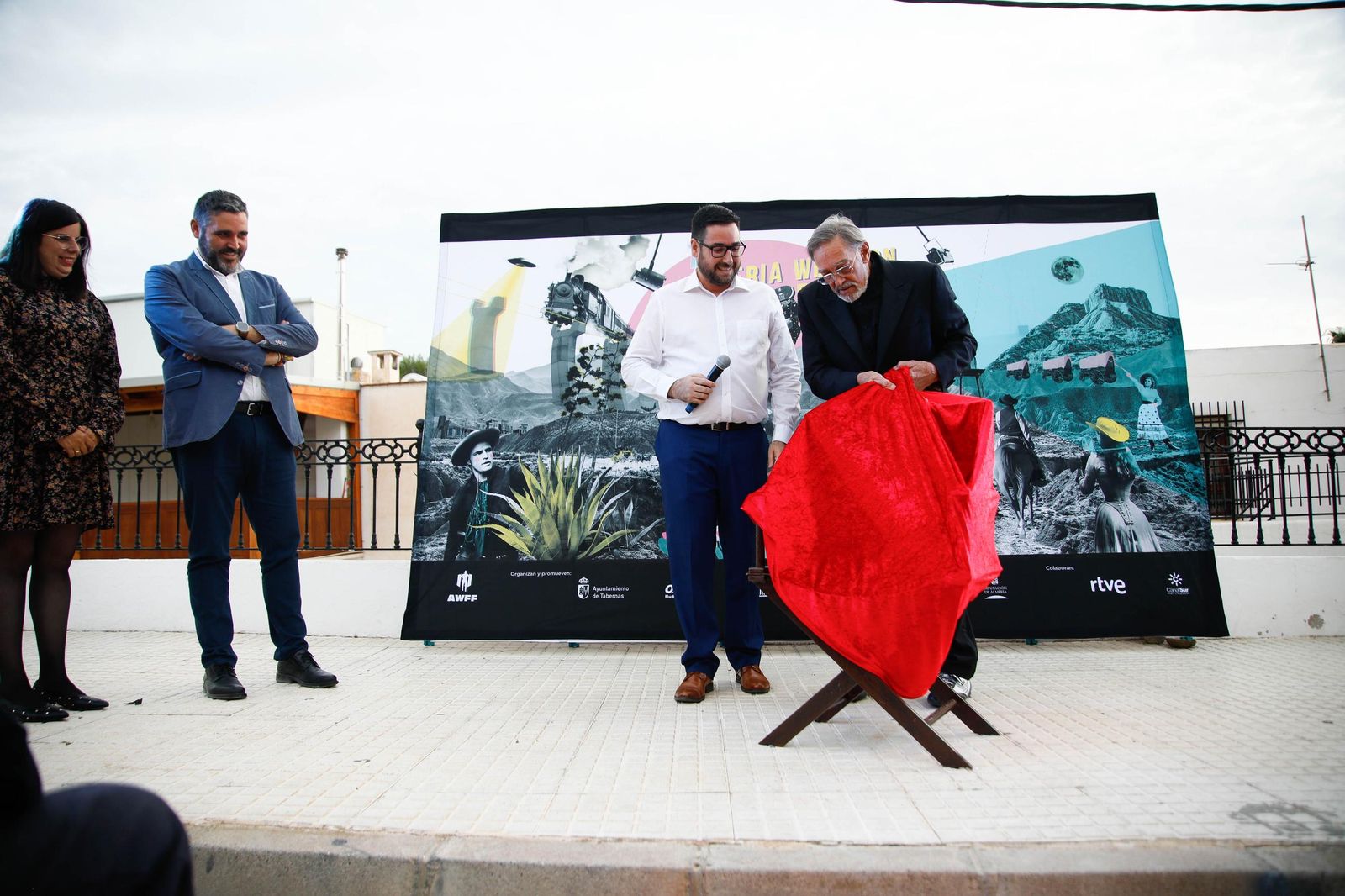 Descubrimiento de la silla del actor Fabio Testi en el Paseo de la Fama de Tabernas, en imágenes