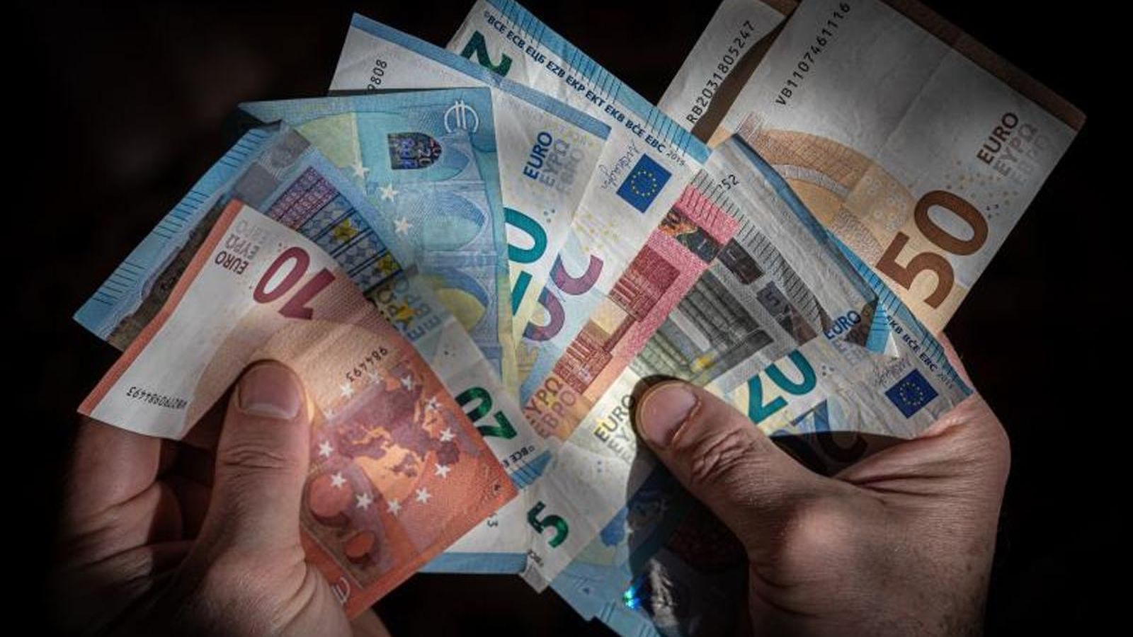 Imagen de archivo de diferentes billetas de Euro