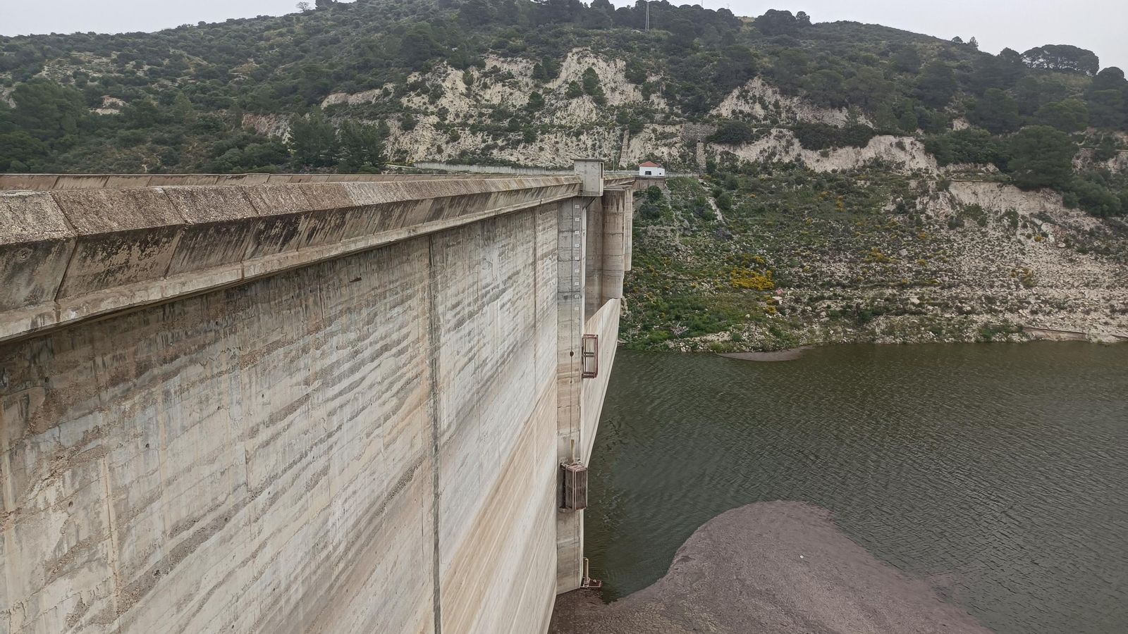 Tenemos que cruzar por lo alto del muro de la presa.