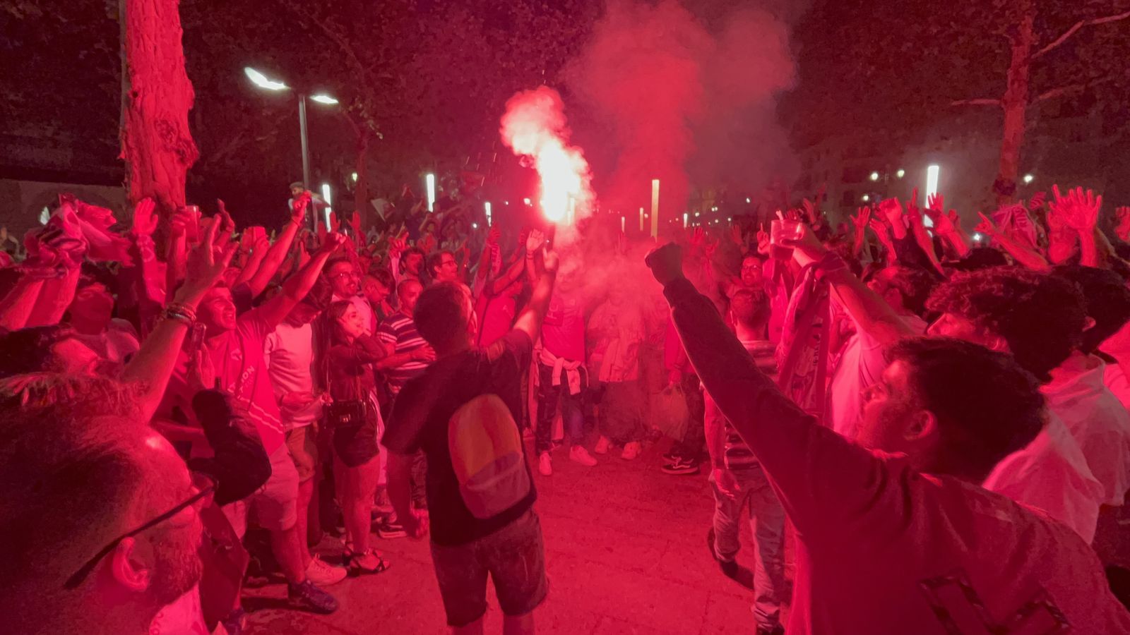 Bengalas rojas de los hinchas sevillistas.
