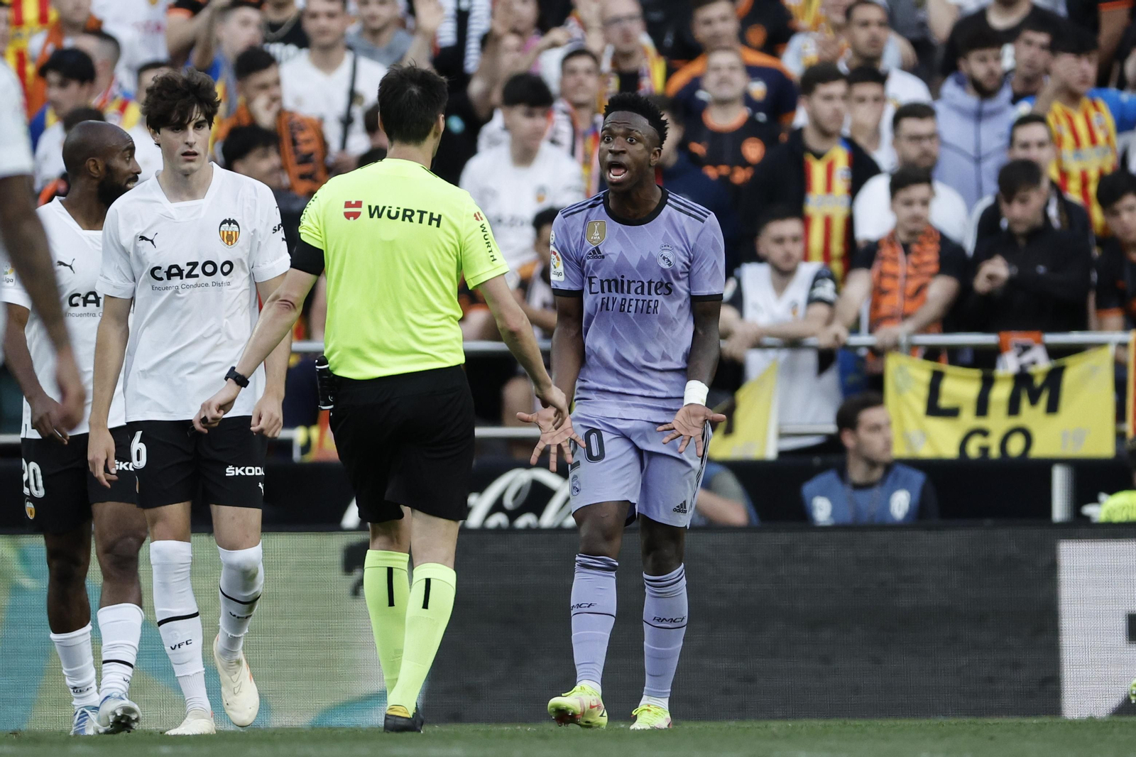 Vinícius se queja al árbitro durante el Valencia-Real Madrid.