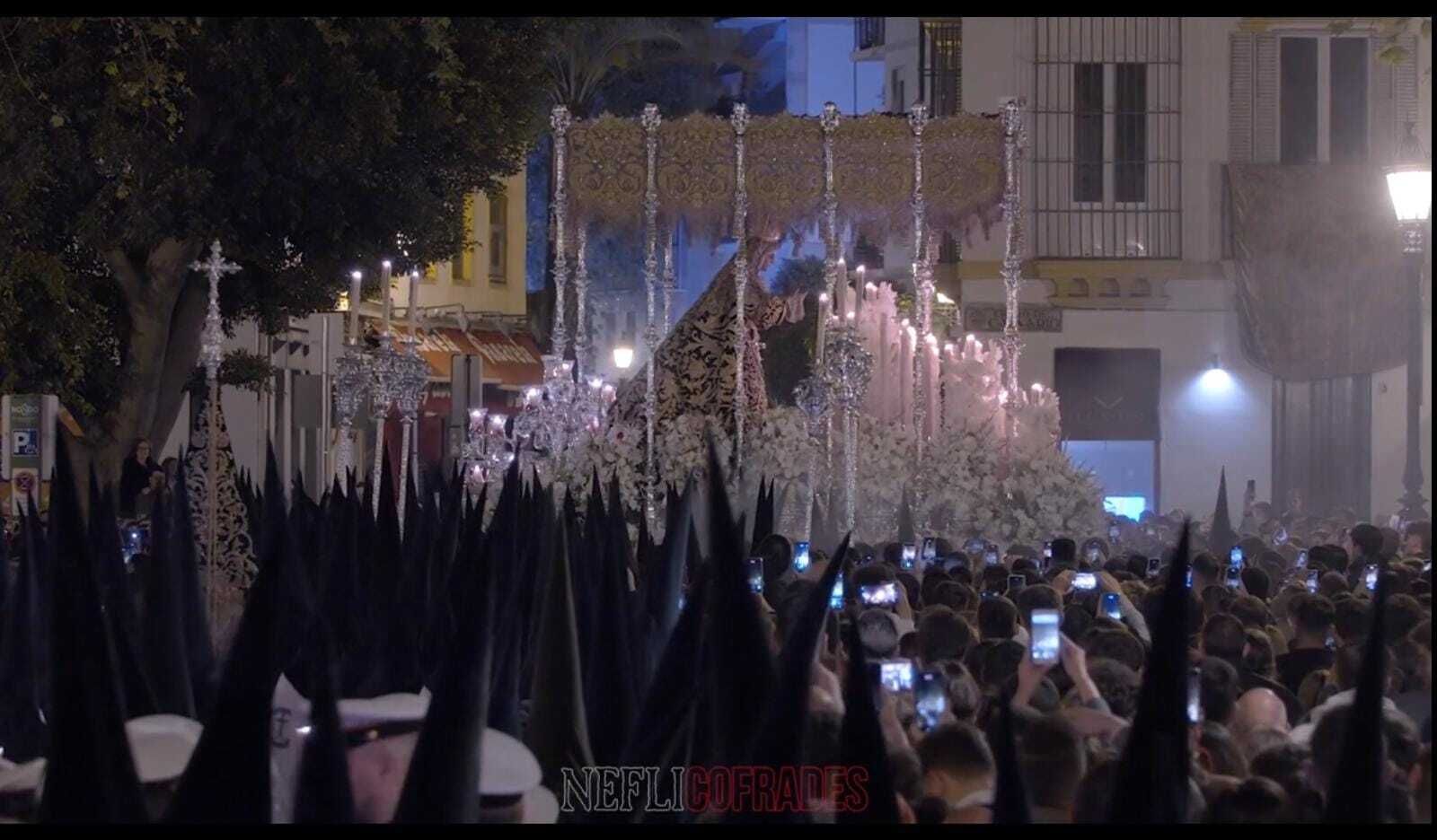 La Esperanza de Triana girando en la calle San Pablo