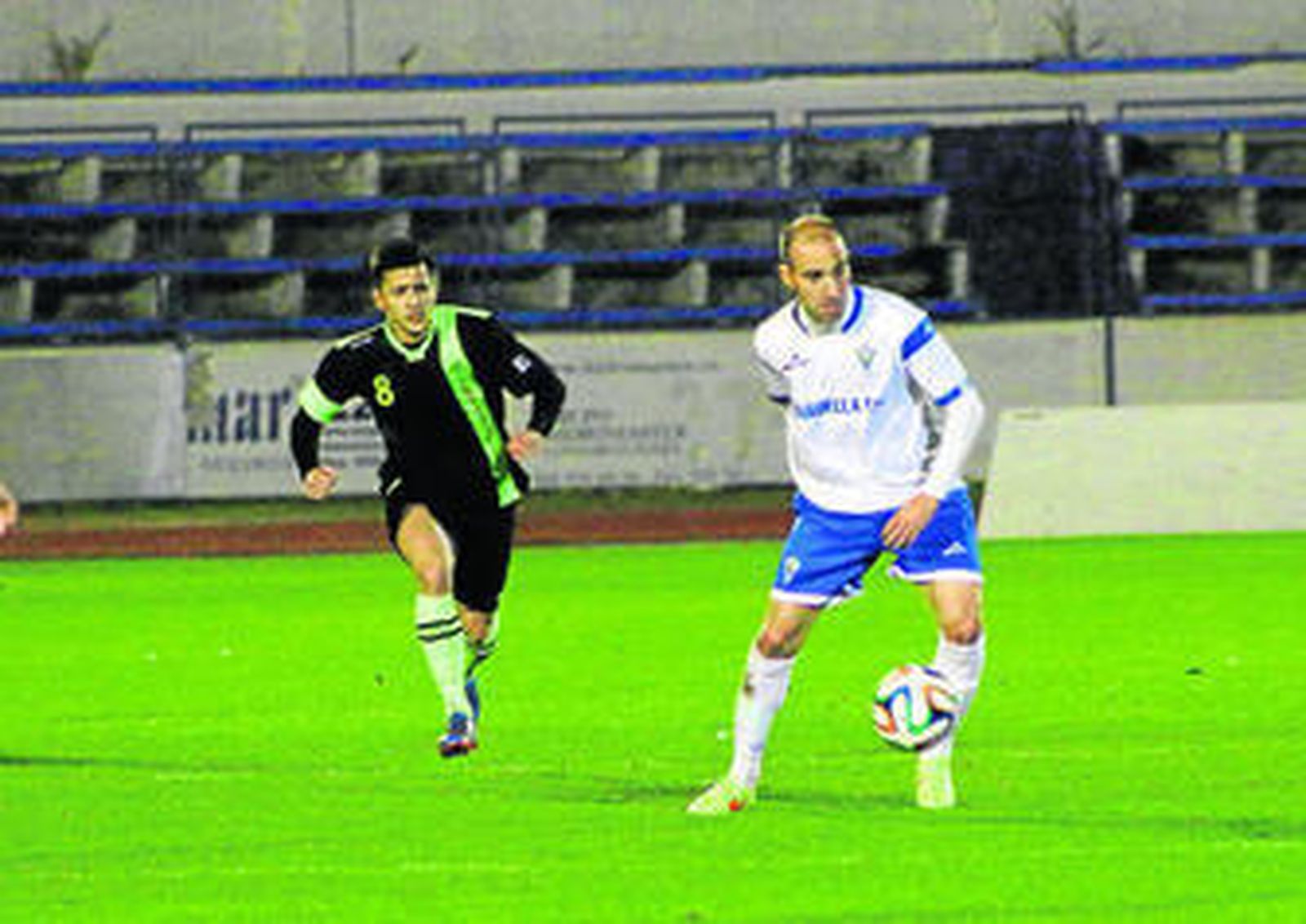 Diego Segura conduce un balón ante Cala.